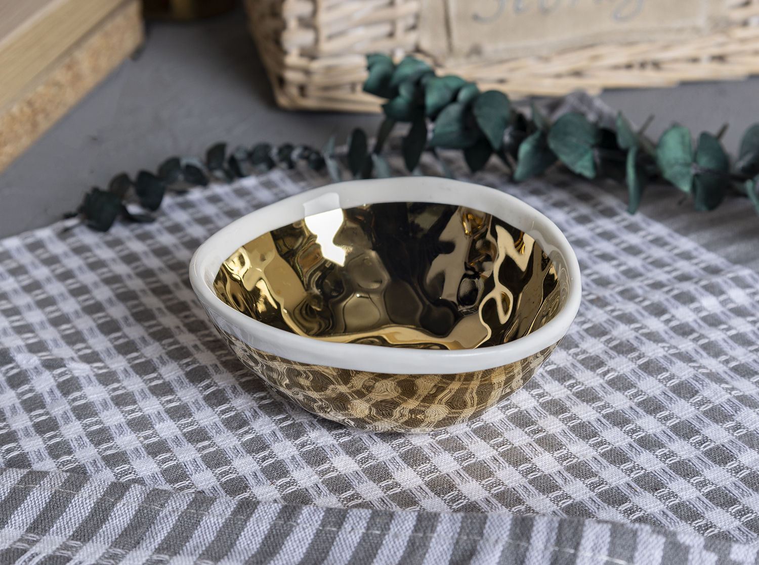 CHANGSHA HAPPY GO Full Electroplated Gold Hammered Bone China Dinnerware Set for Banquet and Holiday Table Decor |happygodinnerware.com