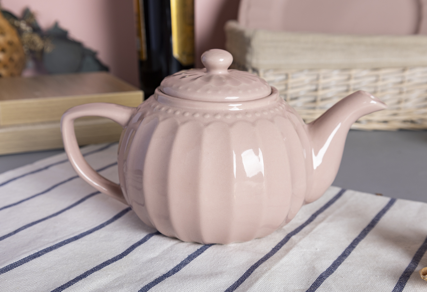 CHANGSHA HAPPY GO Pink Embossed Stoneware British Afternoon Tea and Dinnerware Set with Romantic Pastel Tone  |happygodinnerware.com