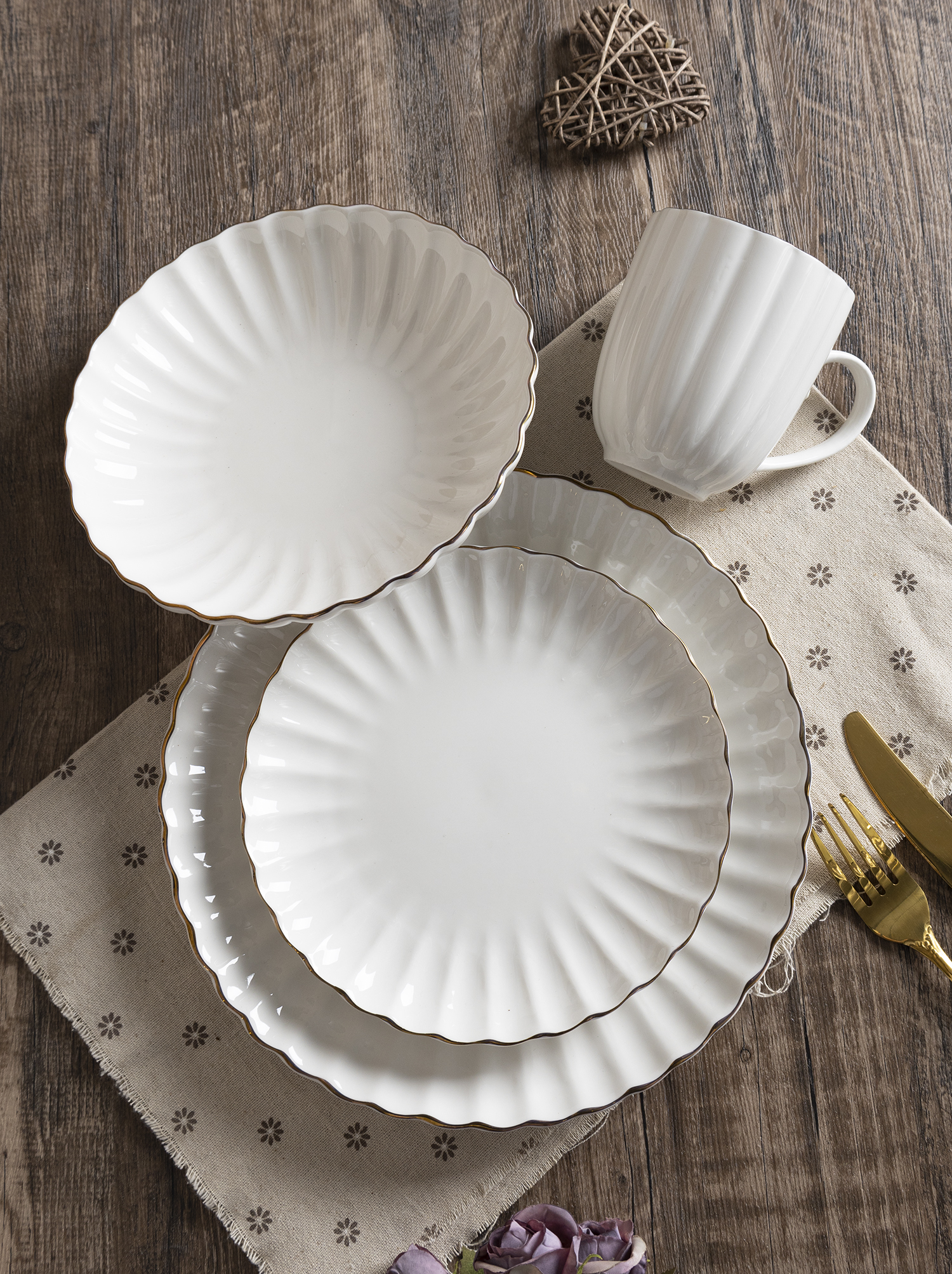 CHANGSHA HAPPY GO Elegant Gold Rim Scalloped White Porcelain Dinnerware Set – Premium Embossed Tableware for Classic Dining |happygodinnerware.com