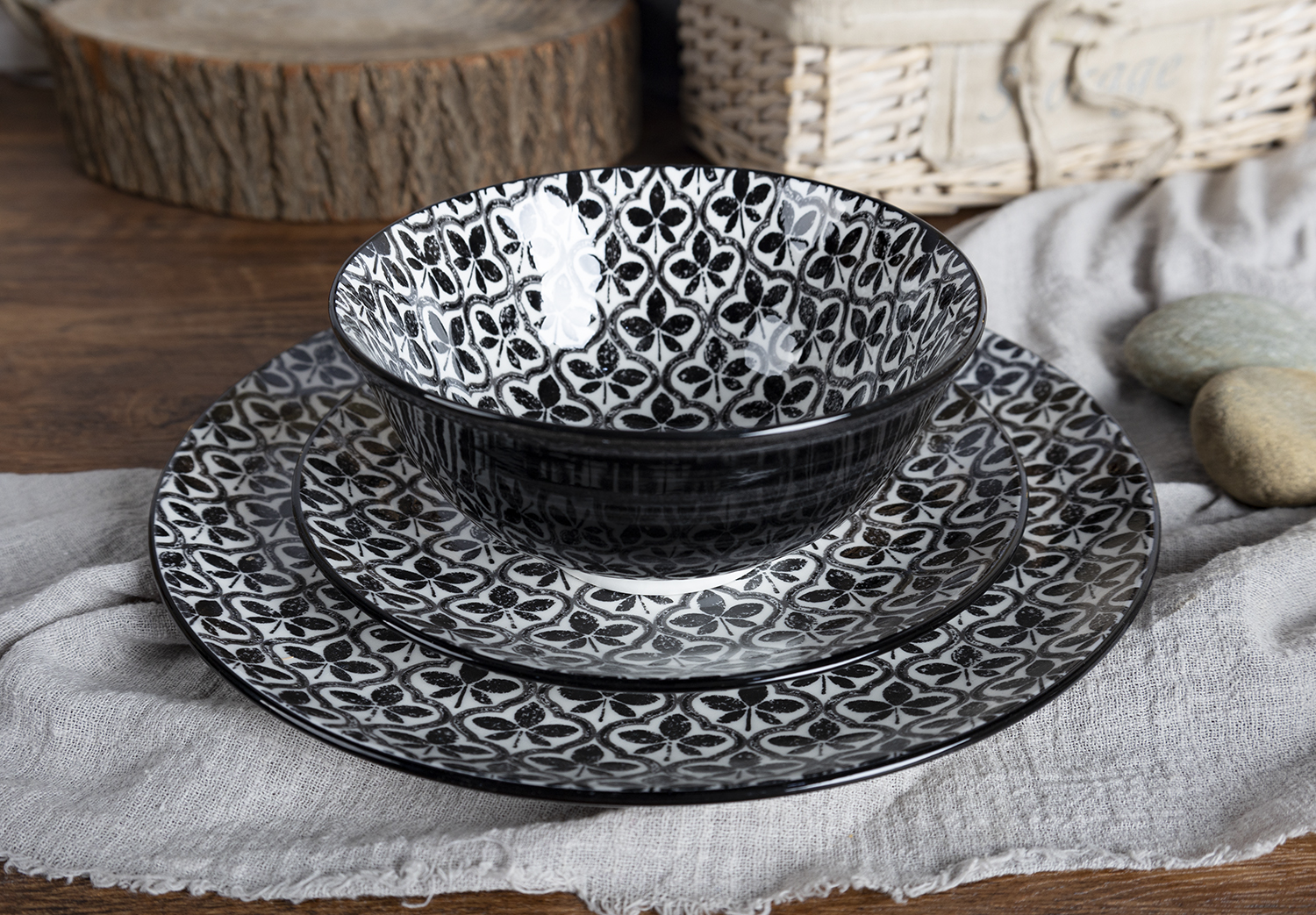 CHANGSHA HAPPY GO  Modern Black and White Contrast Porcelain Dinnerware Set with Bold Graphic Patterns   |happygodinnerware.com