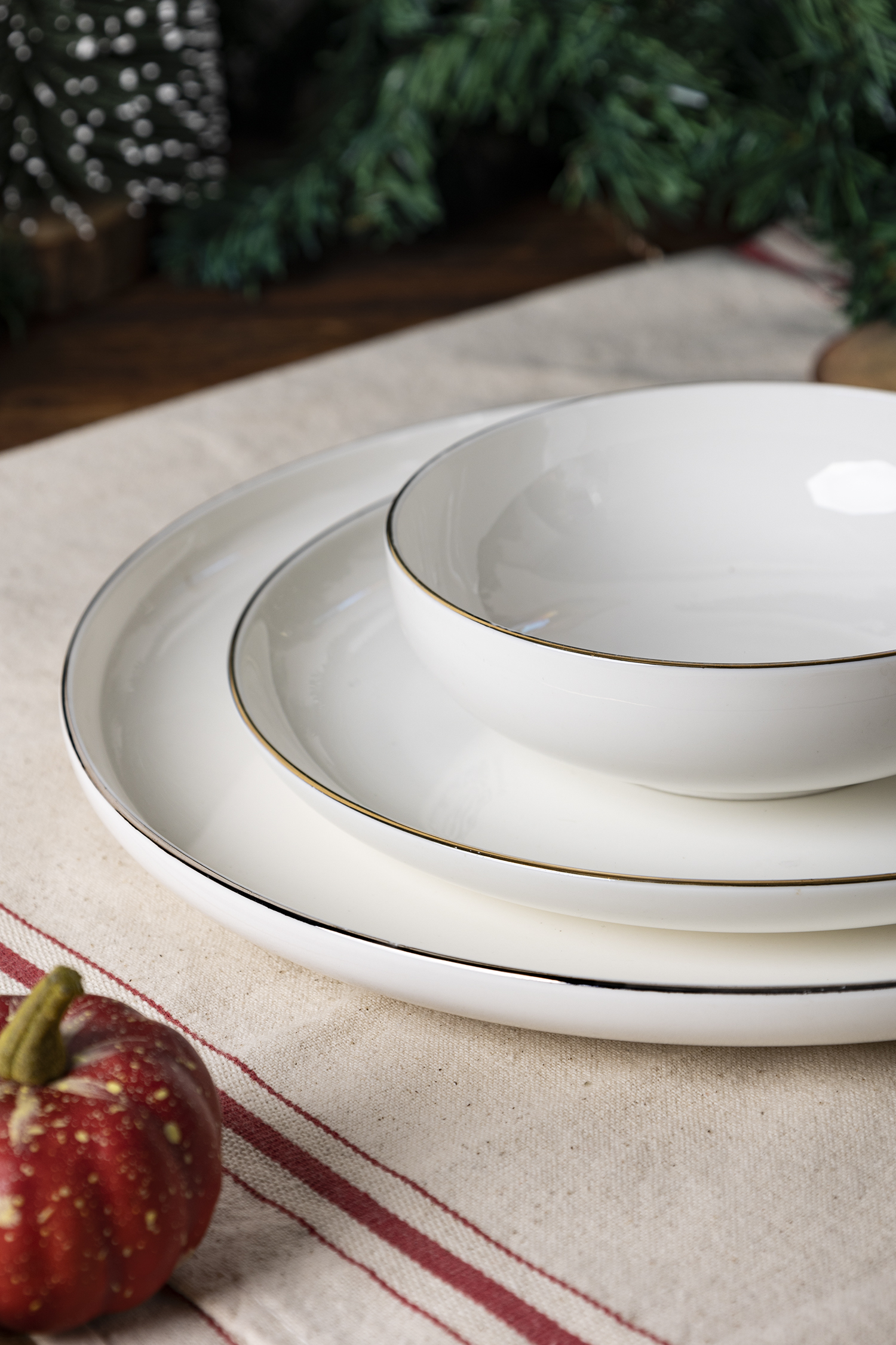 CHANGSHA HAPPY GO Classic Black and White Reactive Glaze Porcelain Dinnerware Set – Modern Striped Texture Ribbed Embossed Design |happygodinnerware.com