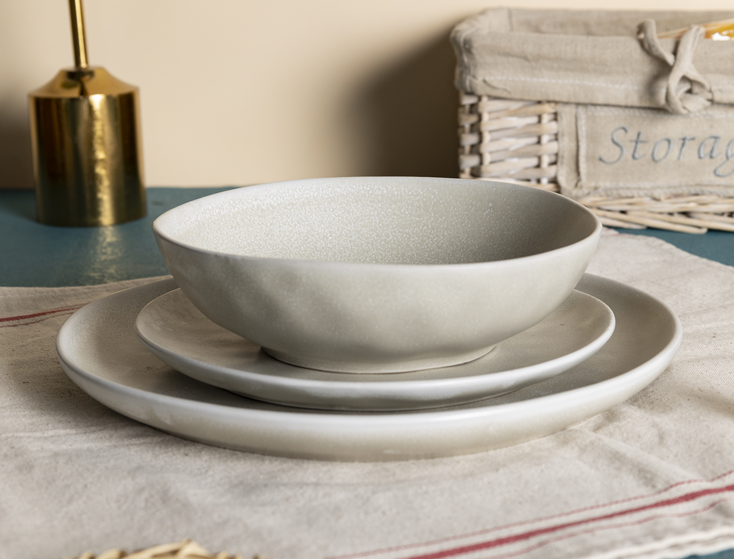 CHANGSHA HAPPY GO  Reactive Glaze Cream White Stoneware Minimalist Dinnerware Set for Everyday Dining |happygodinnerware.com