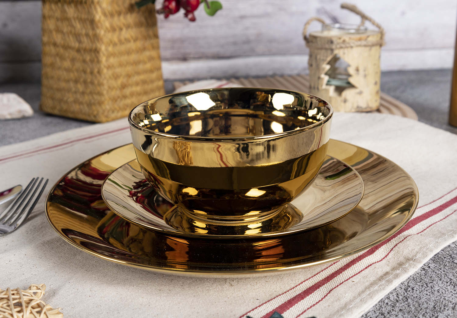 CHANGSHA HAPPY GO  Luxury White Porcelain Dinnerware with Mirror Polished Gold Electroplated Finish |happygodinnerware.com