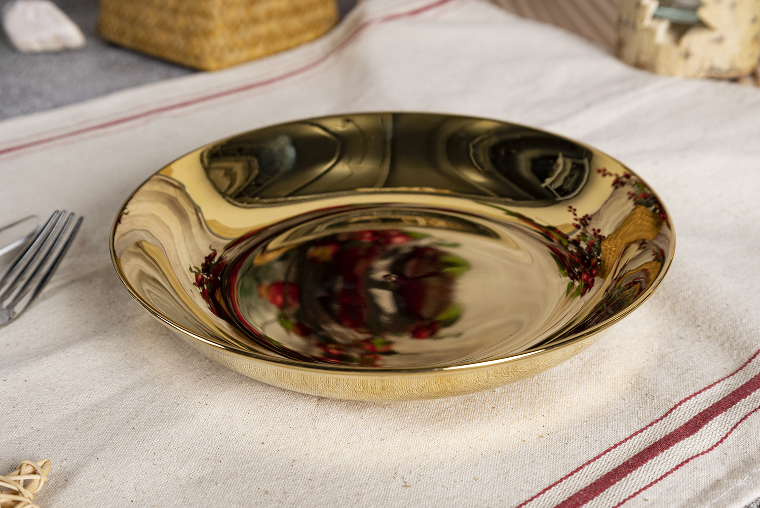 CHANGSHA HAPPY GO  Luxury White Porcelain Dinnerware with Mirror Polished Gold Electroplated Finish |happygodinnerware.com