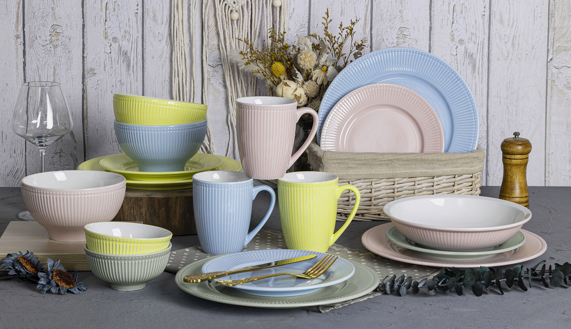 CHANGSHA HAPPY GO Colorful Vintage Embossed Porcelain Dinnerware Set – Mediterranean Style Floral Pattern Tableware |happygodinnerware.com