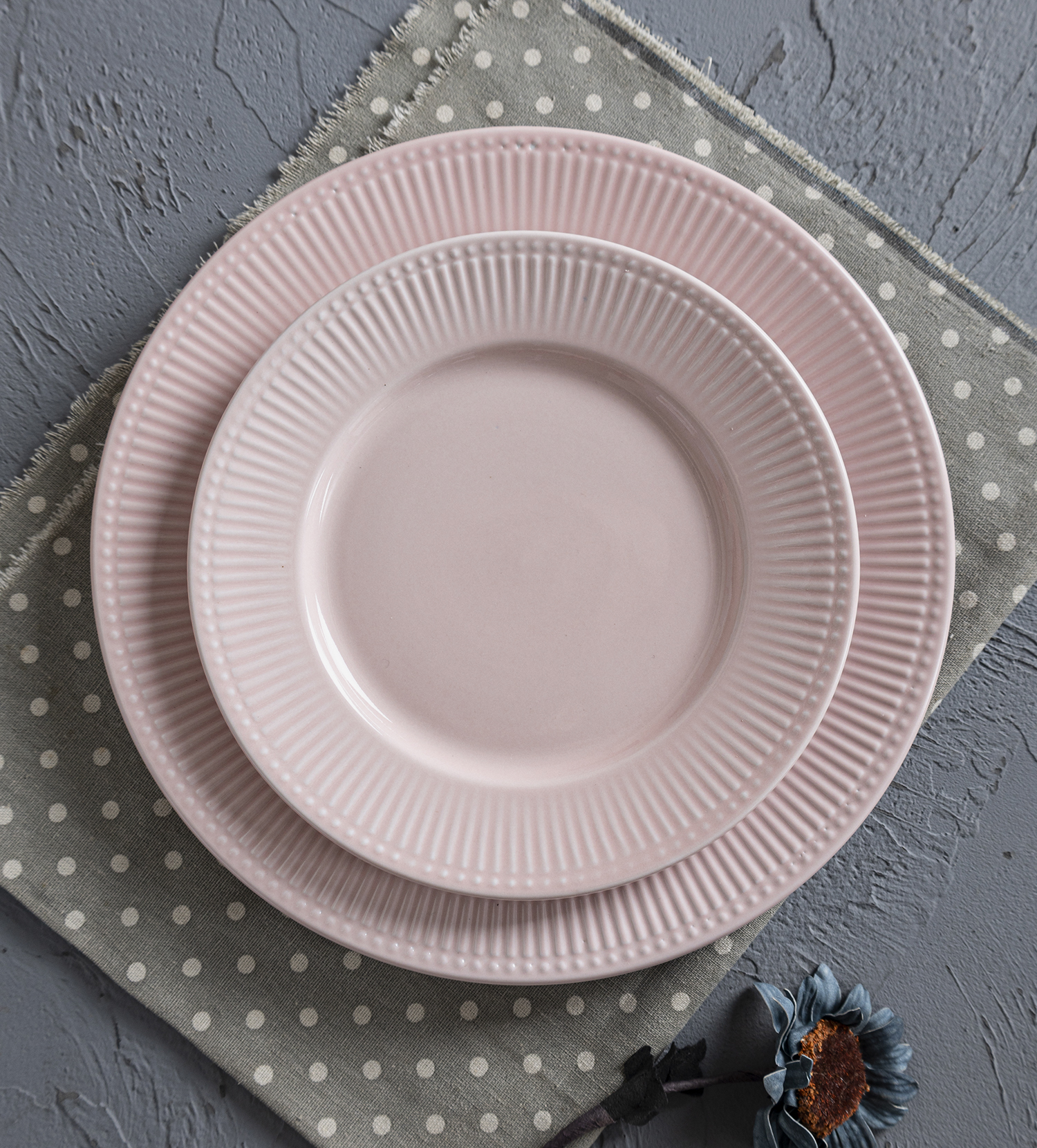 CHANGSHA HAPPY GO Colorful Vintage Embossed Porcelain Dinnerware Set – Mediterranean Style Floral Pattern Tableware |happygodinnerware.com