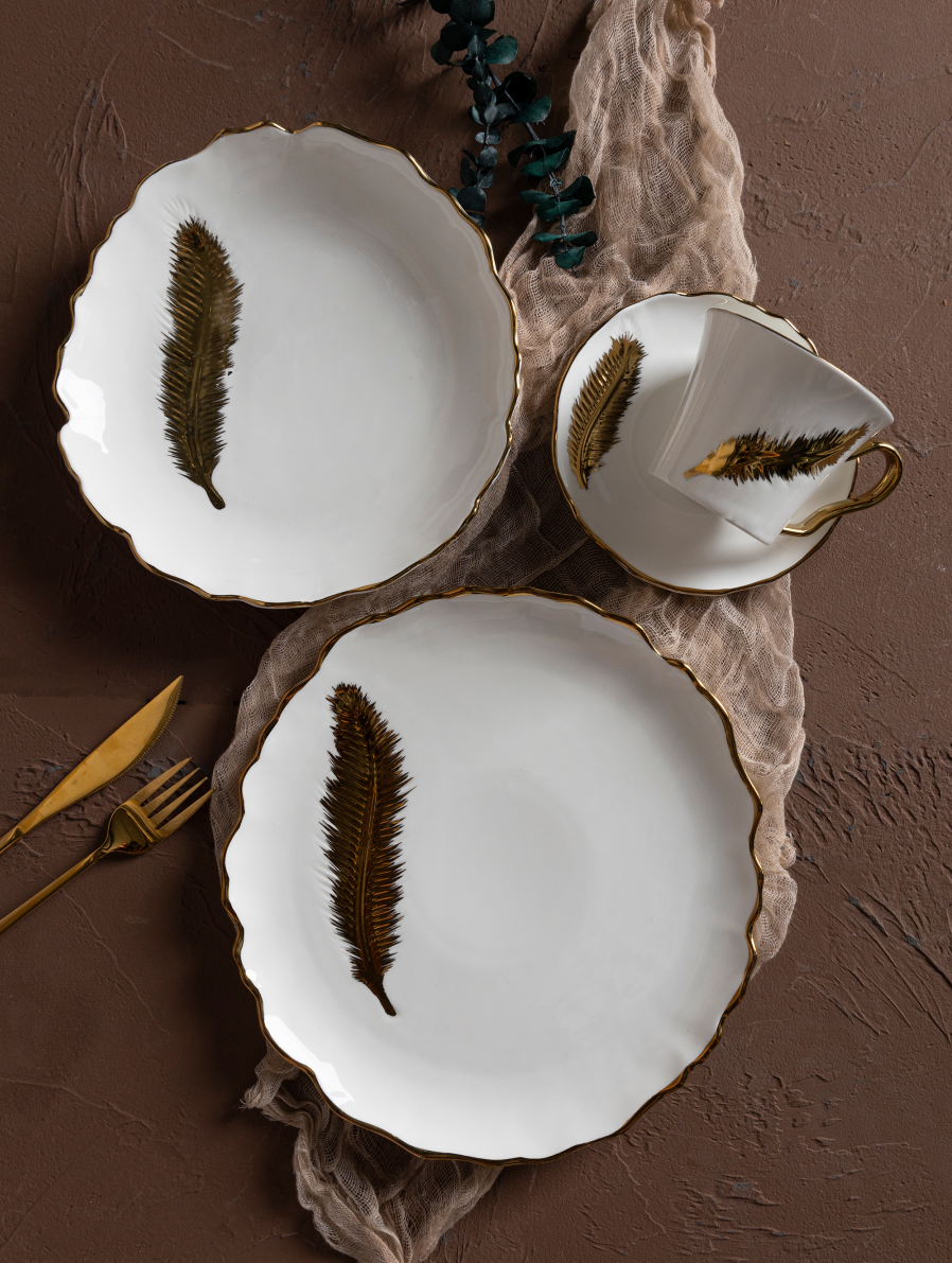 CHANGSHA HAPPY GO Western Style Bone China Dinner Set with Gold Feather Decal and Scalloped Edges for Elegant Occasions |happygodinnerware.com