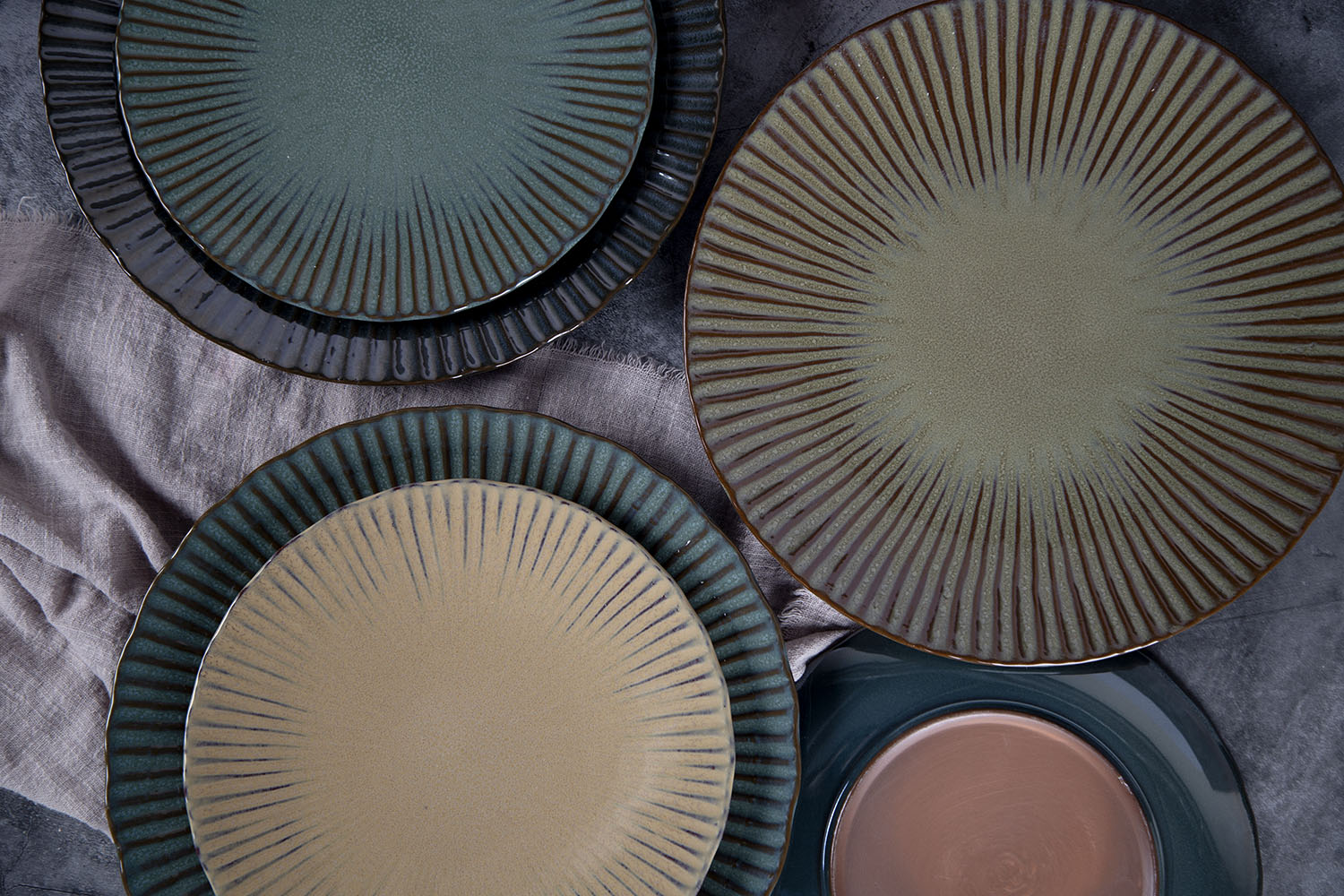 CHANGSHA HAPPY GO Sunburst Kiln Reactive Embossed Ceramic Tableware Set | happygodinnerware.com