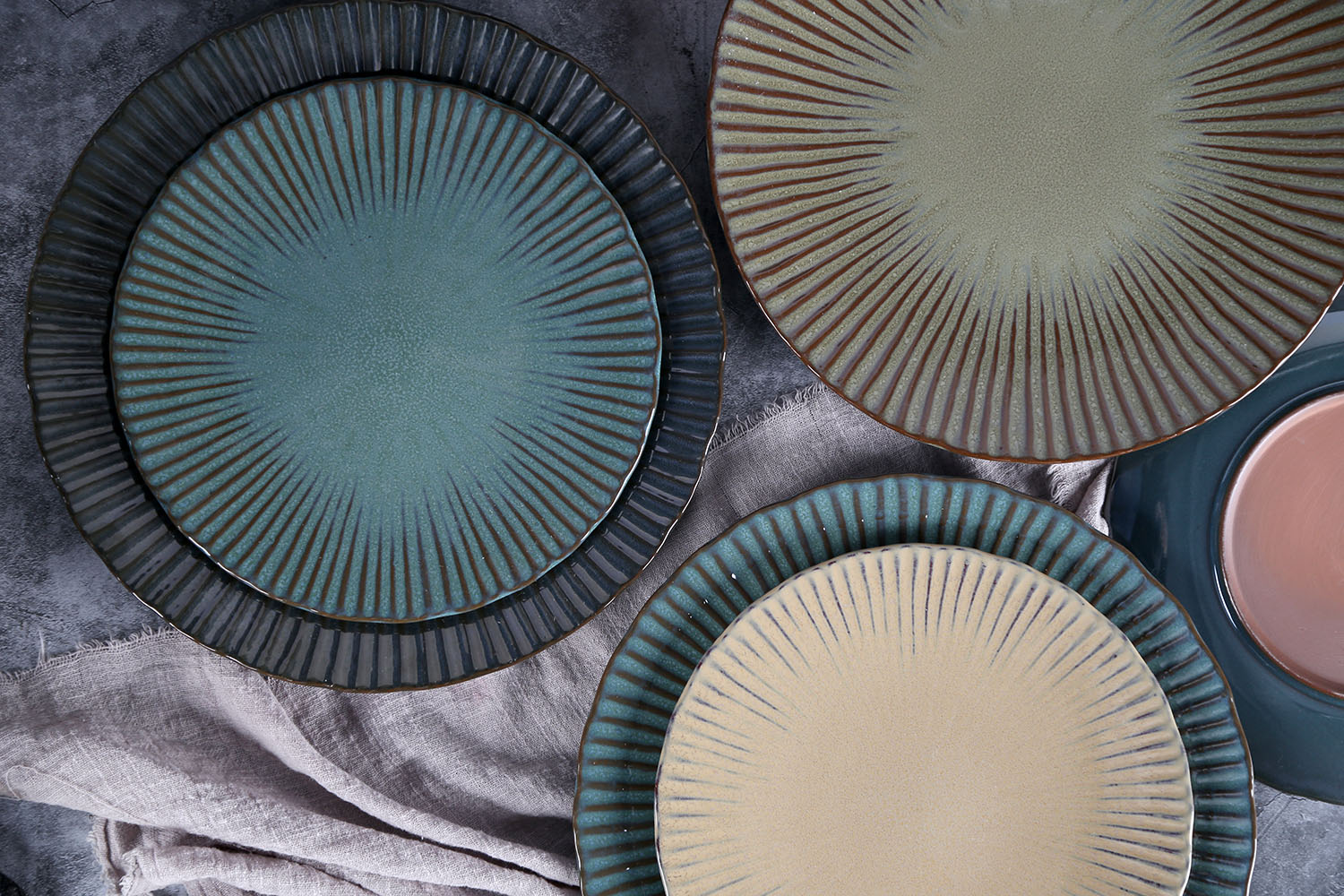CHANGSHA HAPPY GO Sunburst Kiln Reactive Embossed Ceramic Tableware Set | happygodinnerware.com