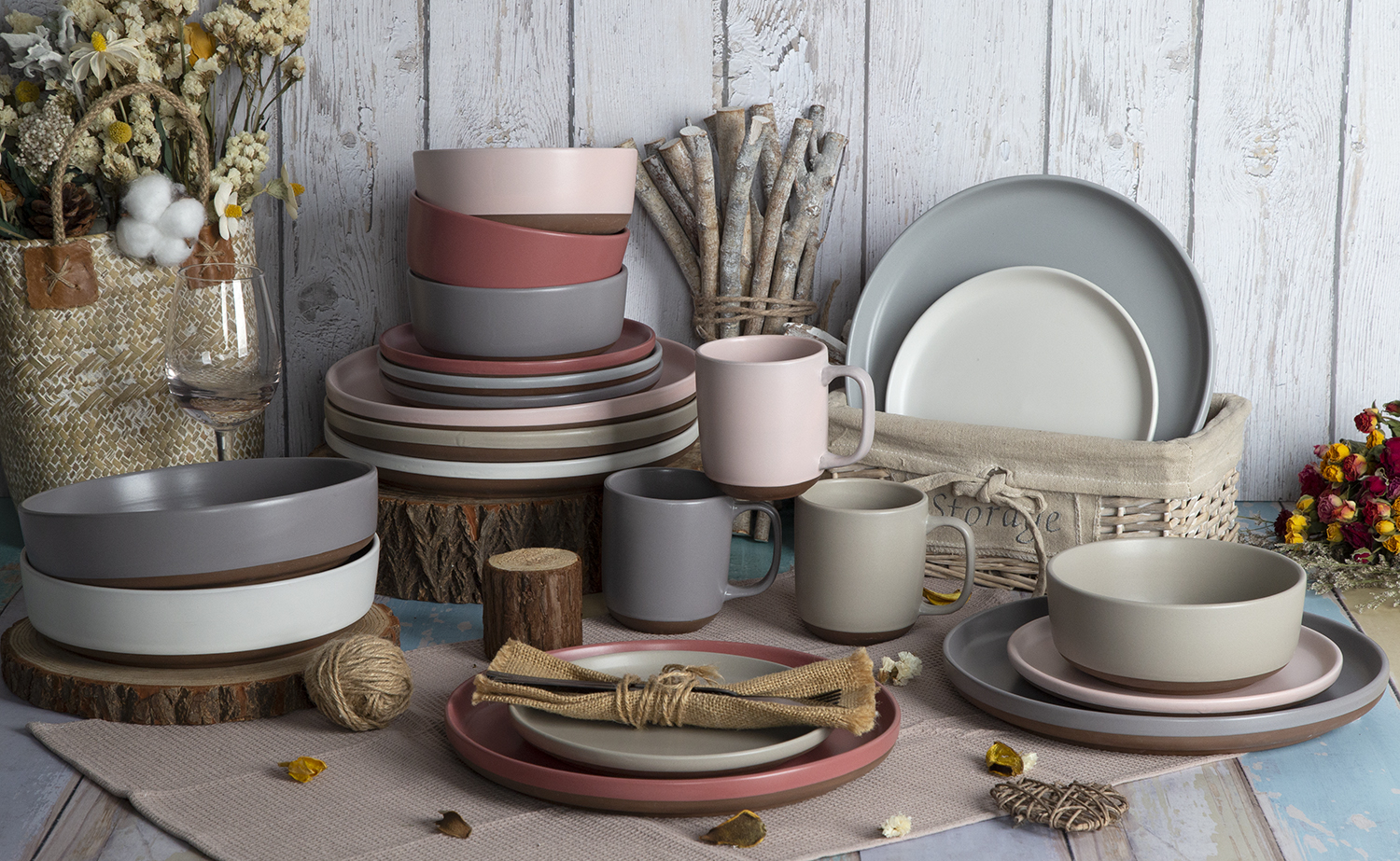CHANGSHA HAPPY GO Two-Tone Glaze Ceramic Tableware with Terracotta Base|Dopamine Series Ceramics|happygodinnerware.com