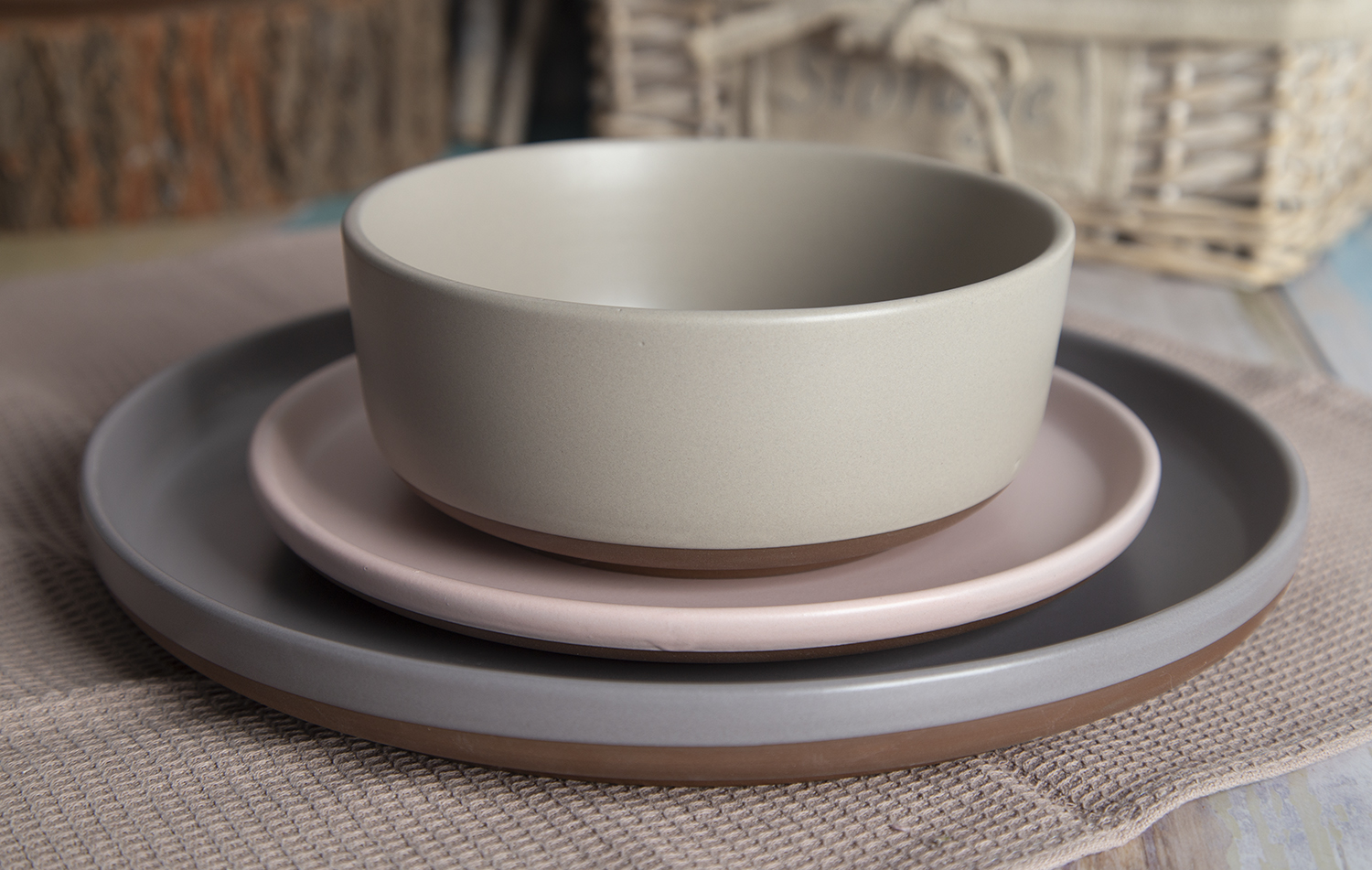 CHANGSHA HAPPY GO Two-Tone Glaze Ceramic Tableware with Terracotta Base|Dopamine Series Ceramics|happygodinnerware.com