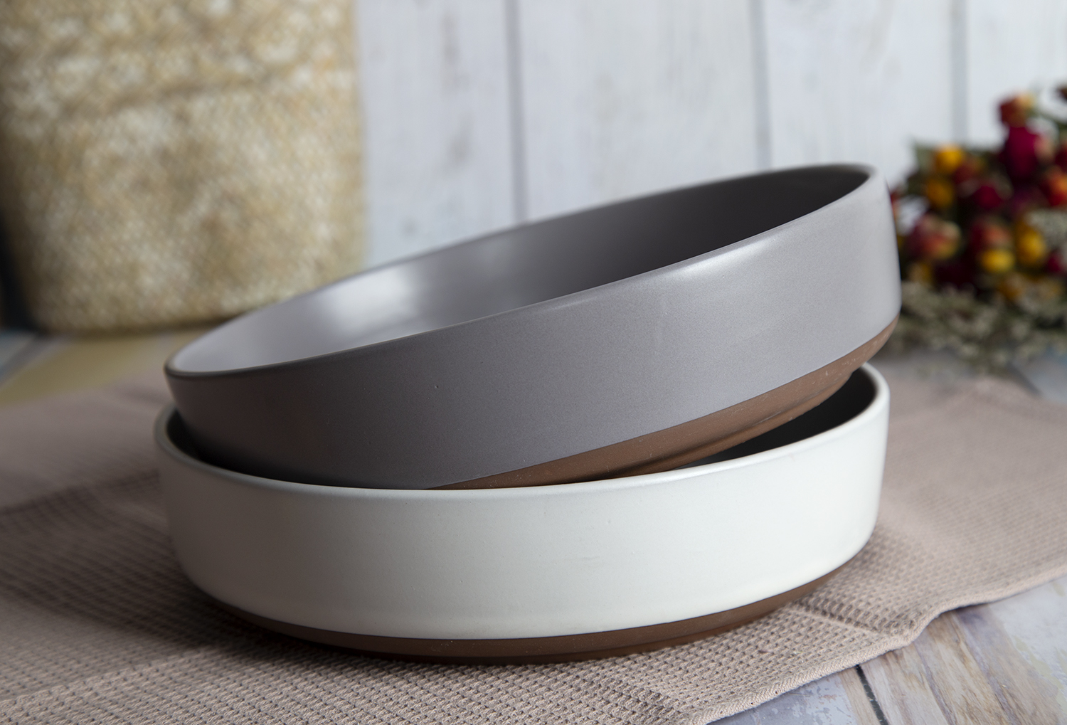 CHANGSHA HAPPY GO Two-Tone Glaze Ceramic Tableware with Terracotta Base|Dopamine Series Ceramics|happygodinnerware.com