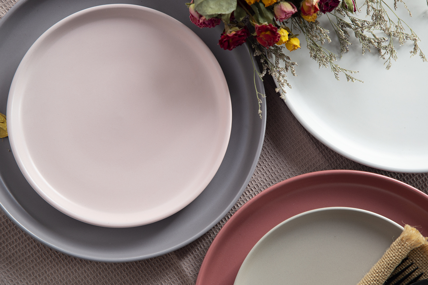 CHANGSHA HAPPY GO Two-Tone Glaze Ceramic Tableware with Terracotta Base|Dopamine Series Ceramics|happygodinnerware.com