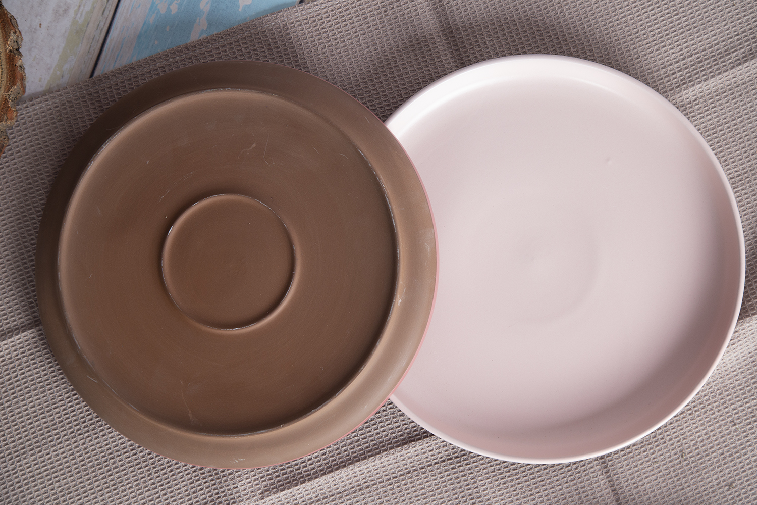 CHANGSHA HAPPY GO Two-Tone Glaze Ceramic Tableware with Terracotta Base|Dopamine Series Ceramics|happygodinnerware.com