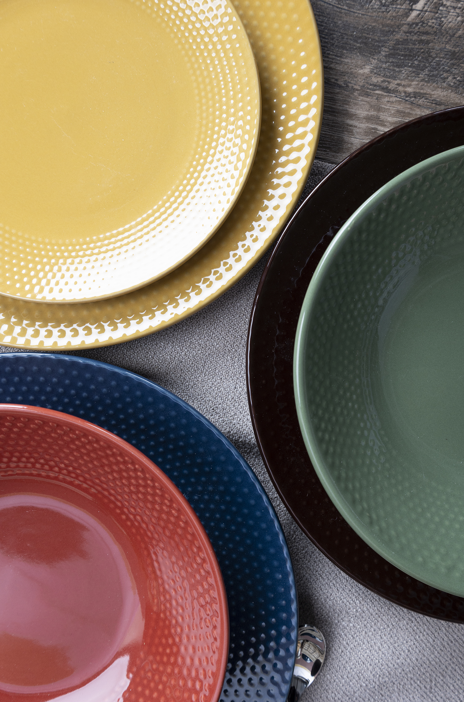 CHANGSHA HAPPY GO Embossed Color Glaze Stoneware Dinnerware Set – Multi-Tone Modern Rustic Ceramic Plates, Bowls, and Mugs|happygodinnerware.com