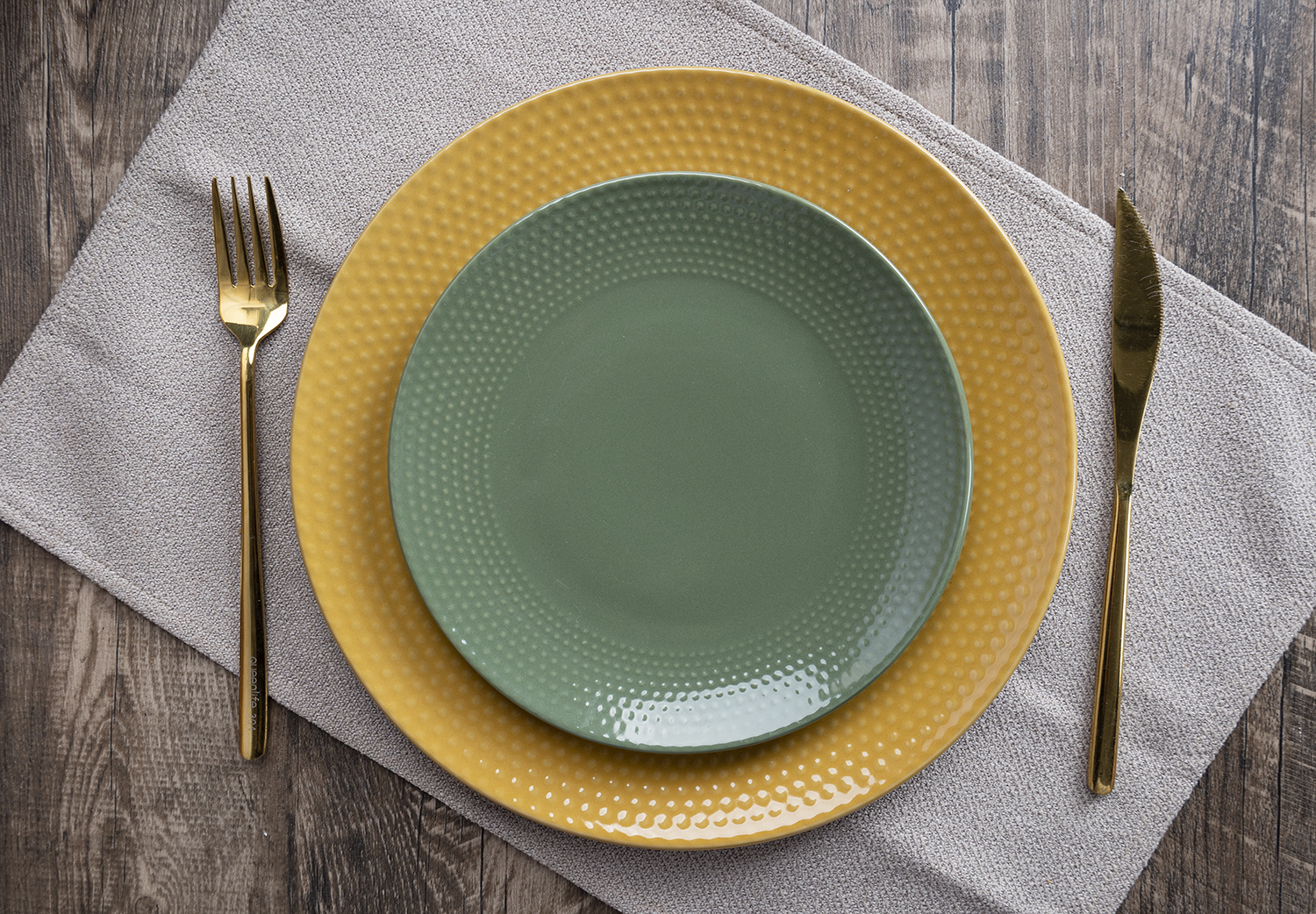 CHANGSHA HAPPY GO Embossed Color Glaze Stoneware Dinnerware Set – Multi-Tone Modern Rustic Ceramic Plates, Bowls, and Mugs|happygodinnerware.com