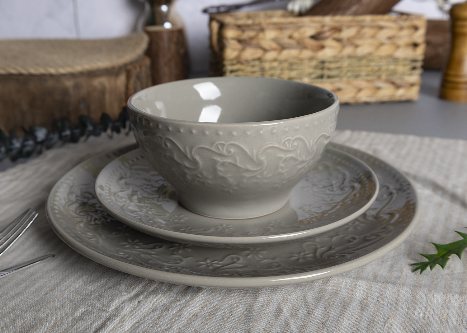 CHANGSHA HAPPY GO  Elegant Pastel Color Embossed Stoneware Tableware Set with Baroque Floral Pattern |happygodinnerware.com