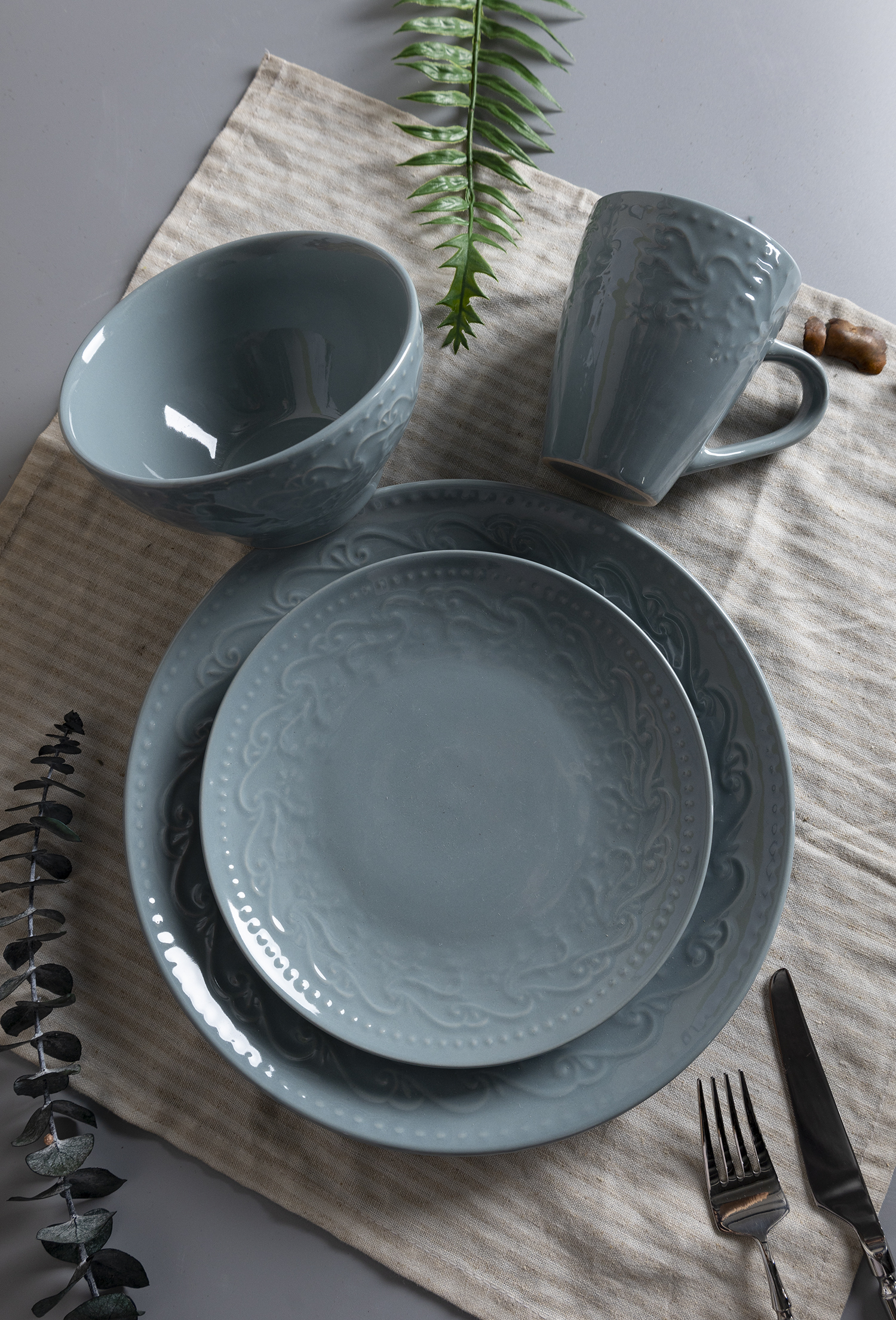 CHANGSHA HAPPY GO  Elegant Pastel Color Embossed Stoneware Tableware Set with Baroque Floral Pattern |happygodinnerware.com