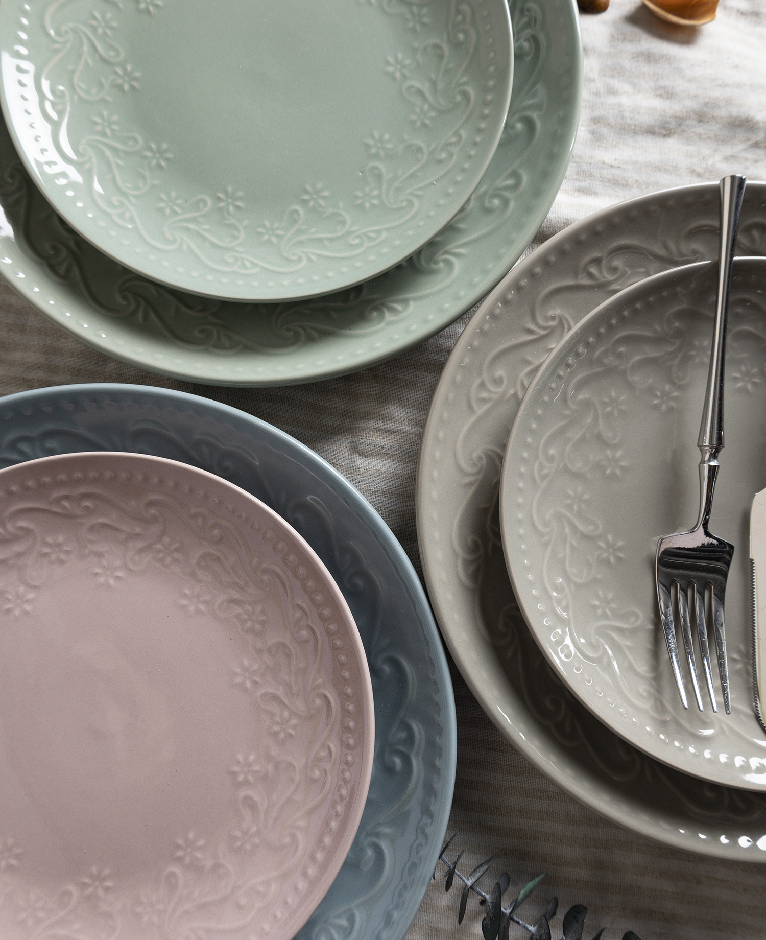 CHANGSHA HAPPY GO  Elegant Pastel Color Embossed Stoneware Tableware Set with Baroque Floral Pattern |happygodinnerware.com