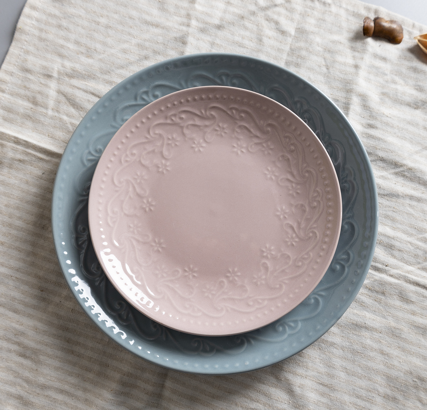 CHANGSHA HAPPY GO  Elegant Pastel Color Embossed Stoneware Tableware Set with Baroque Floral Pattern |happygodinnerware.com