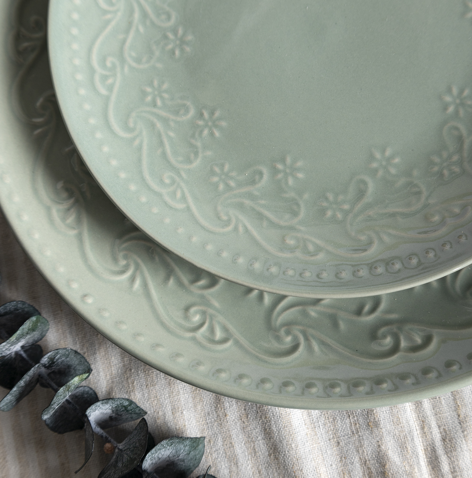 CHANGSHA HAPPY GO  Elegant Pastel Color Embossed Stoneware Tableware Set with Baroque Floral Pattern |happygodinnerware.com