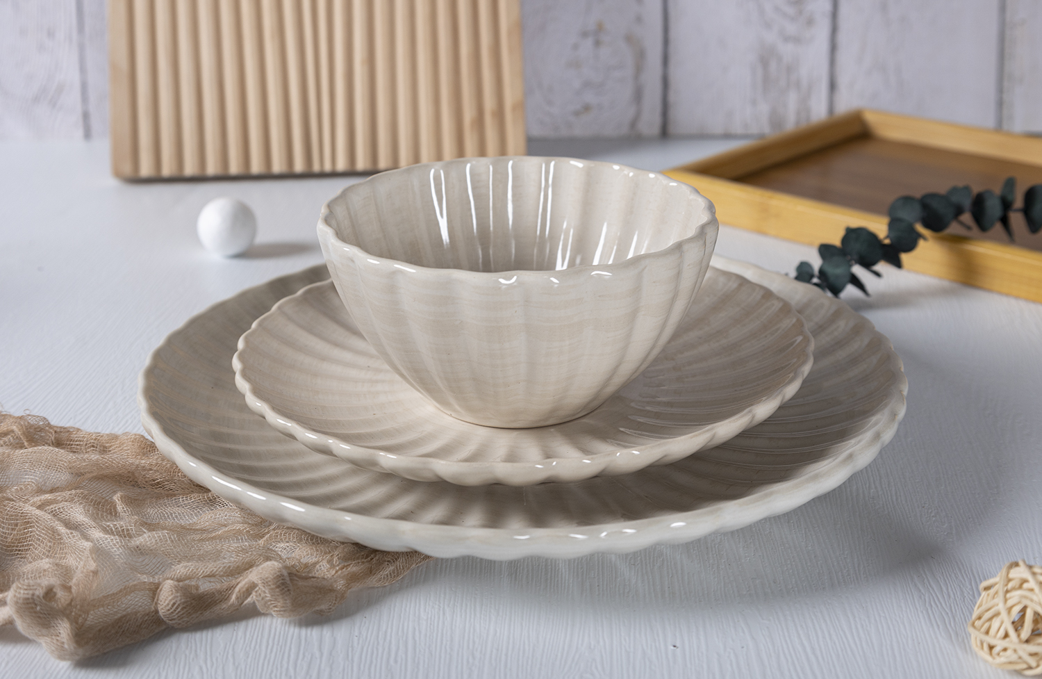 CHANGSHA HAPPY GO Shell Veil Stoneware Dinnerware Set – Petal-Edge Rippled Ceramic Plates and Bowls in Soft Ivory Glaze|happygodinnerware.com