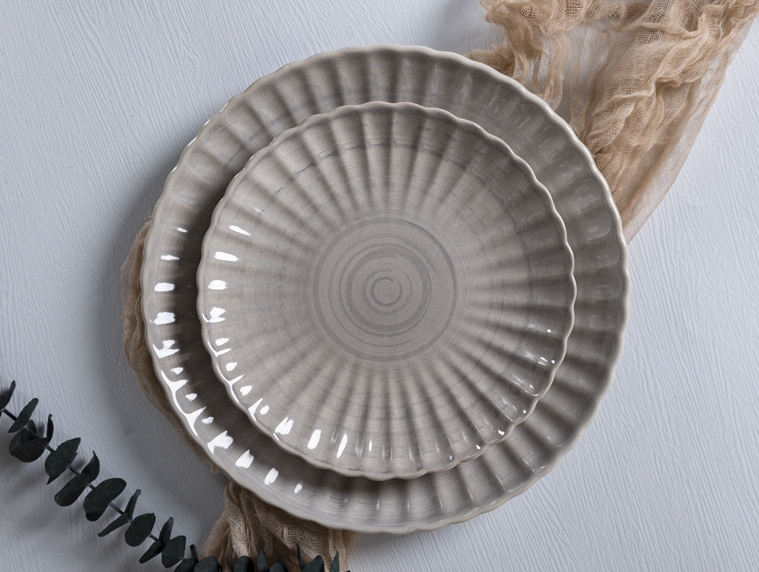 CHANGSHA HAPPY GO Shell Veil Stoneware Dinnerware Set – Petal-Edge Rippled Ceramic Plates and Bowls in Soft Ivory Glaze|happygodinnerware.com