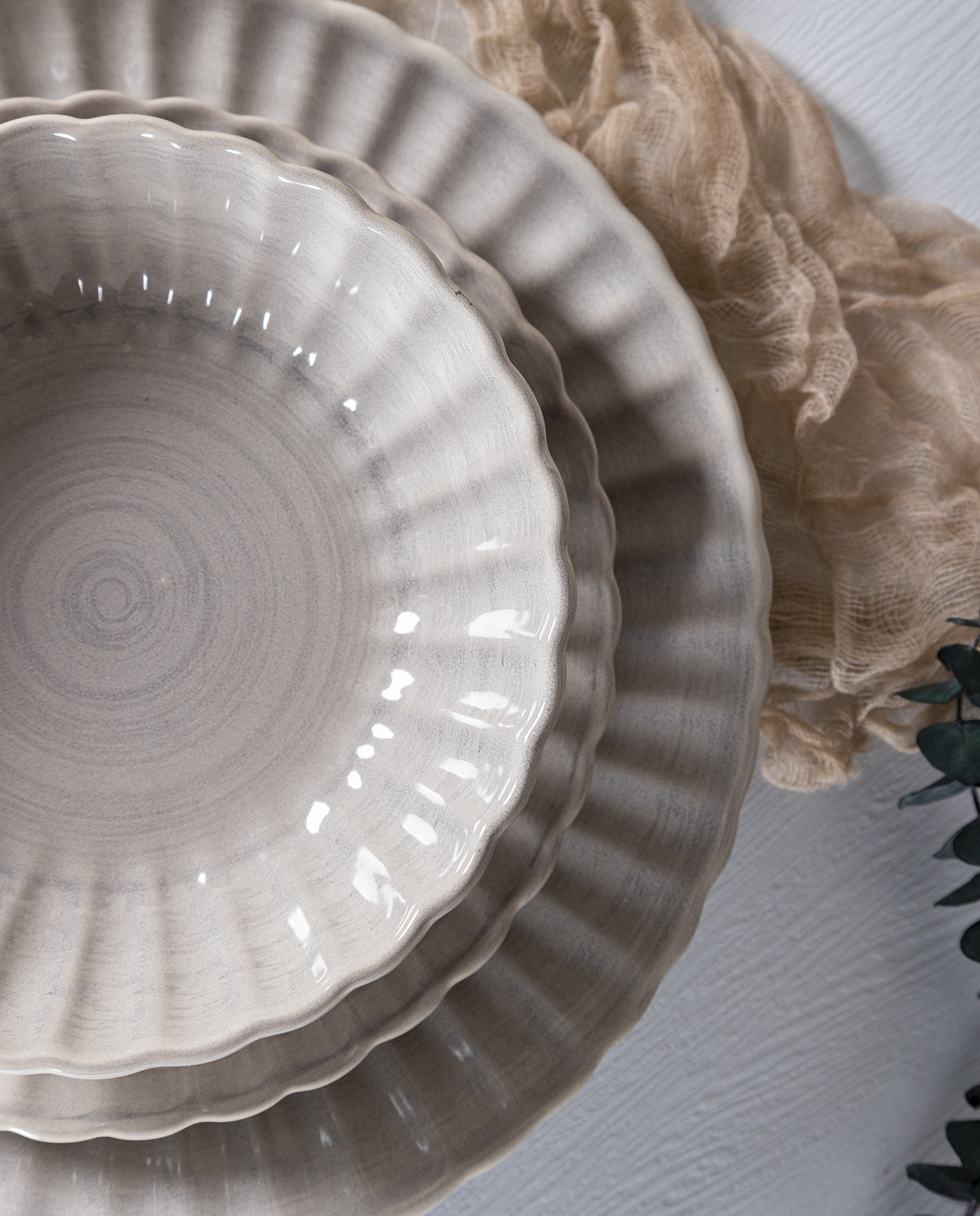 CHANGSHA HAPPY GO Shell Veil Stoneware Dinnerware Set – Petal-Edge Rippled Ceramic Plates and Bowls in Soft Ivory Glaze|happygodinnerware.com