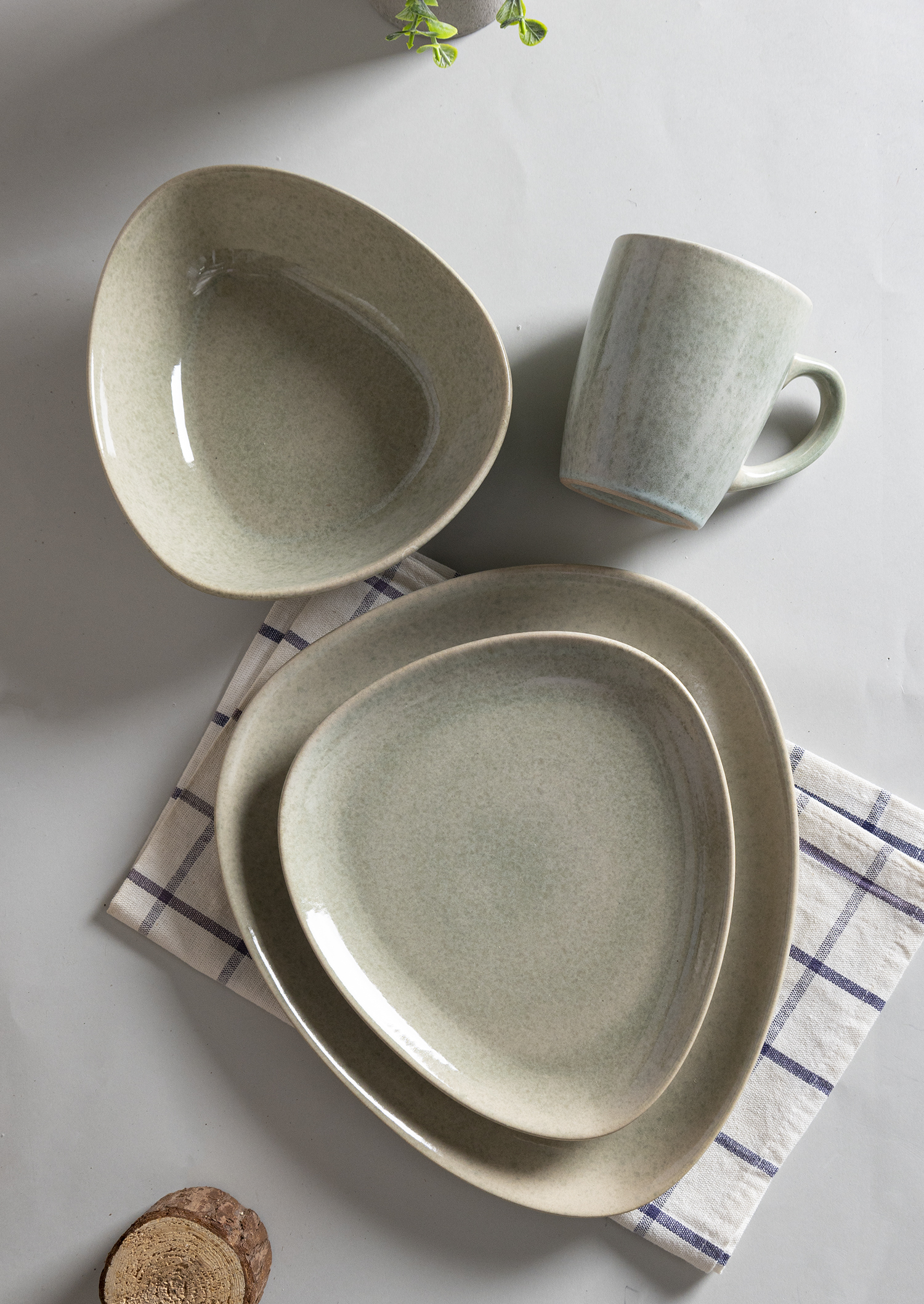 CHANGSHA HAPPY GO Earthlight Reactive Glaze Stoneware Set – Handcrafted Organic-Shaped Plates, Bowls and Mugs in Natural Tones|happygodinnerware.com