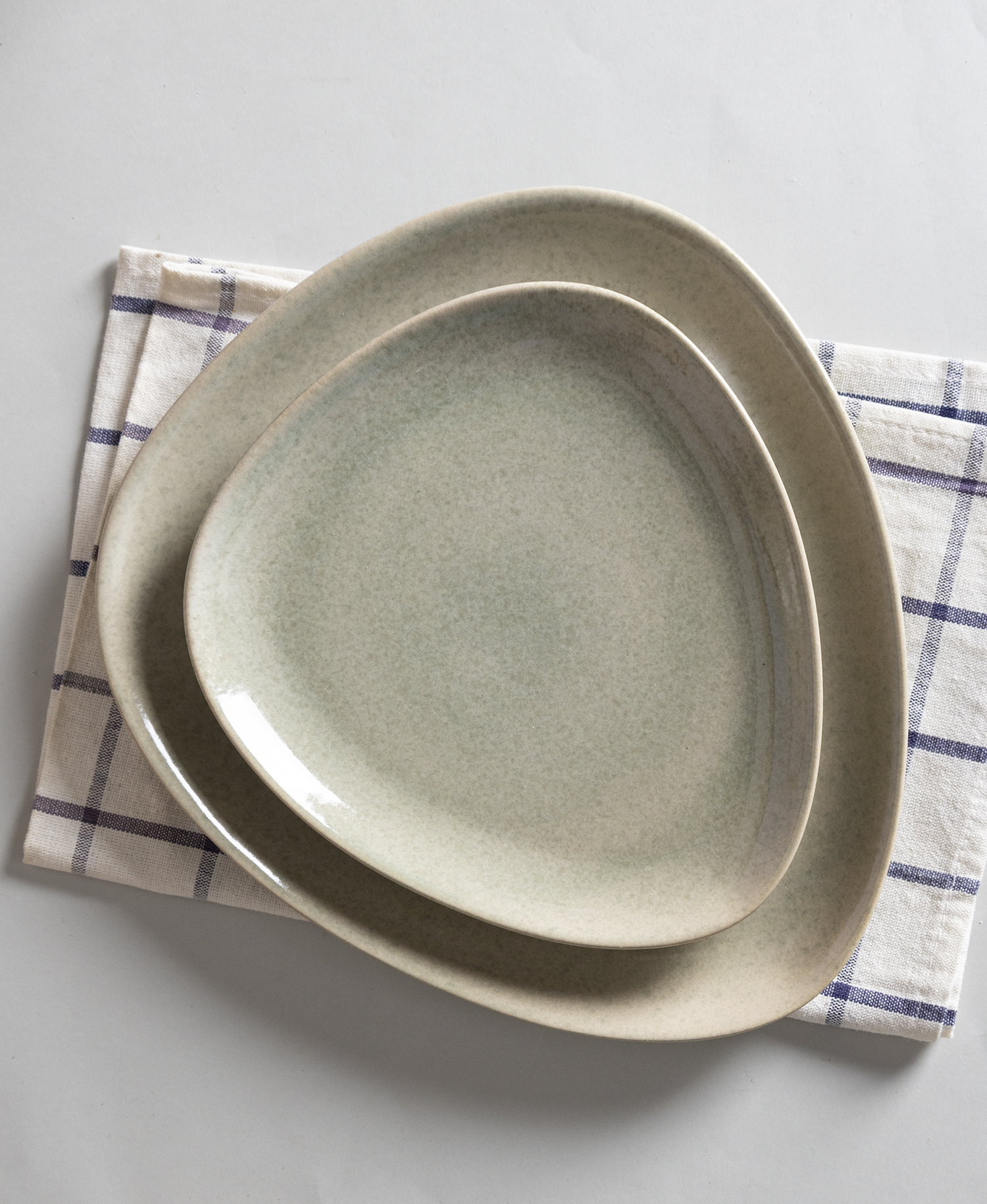 CHANGSHA HAPPY GO Earthlight Reactive Glaze Stoneware Set – Handcrafted Organic-Shaped Plates, Bowls and Mugs in Natural Tones|happygodinnerware.com
