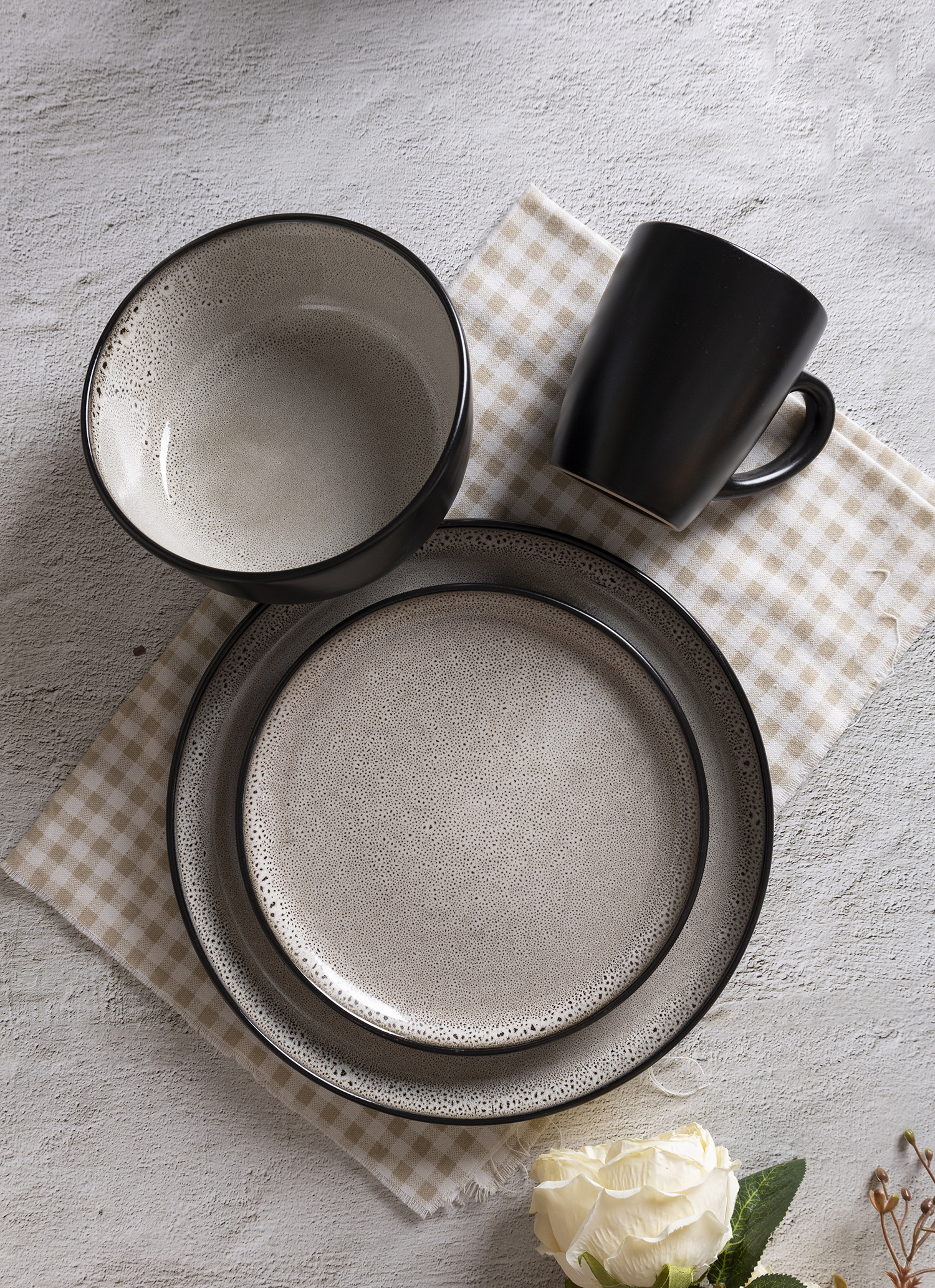 CHANGSHA HAPPY GO Obsidian Fade Reactive Glaze Stoneware Set – Minimalist Matte Black Ceramic Plates, Bowls and Mugs with Artisan Inner Glaze|happygodinnerware.com