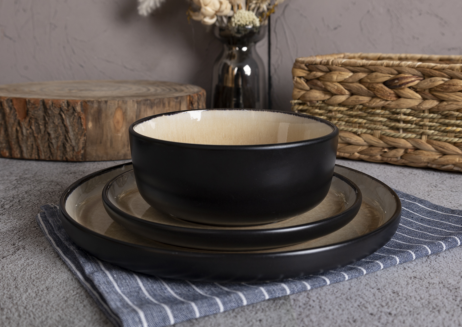CHANGSHA HAPPY GO Obsidian Fade Reactive Glaze Stoneware Set – Minimalist Matte Black Ceramic Plates, Bowls and Mugs with Artisan Inner Glaze|happygodinnerware.com