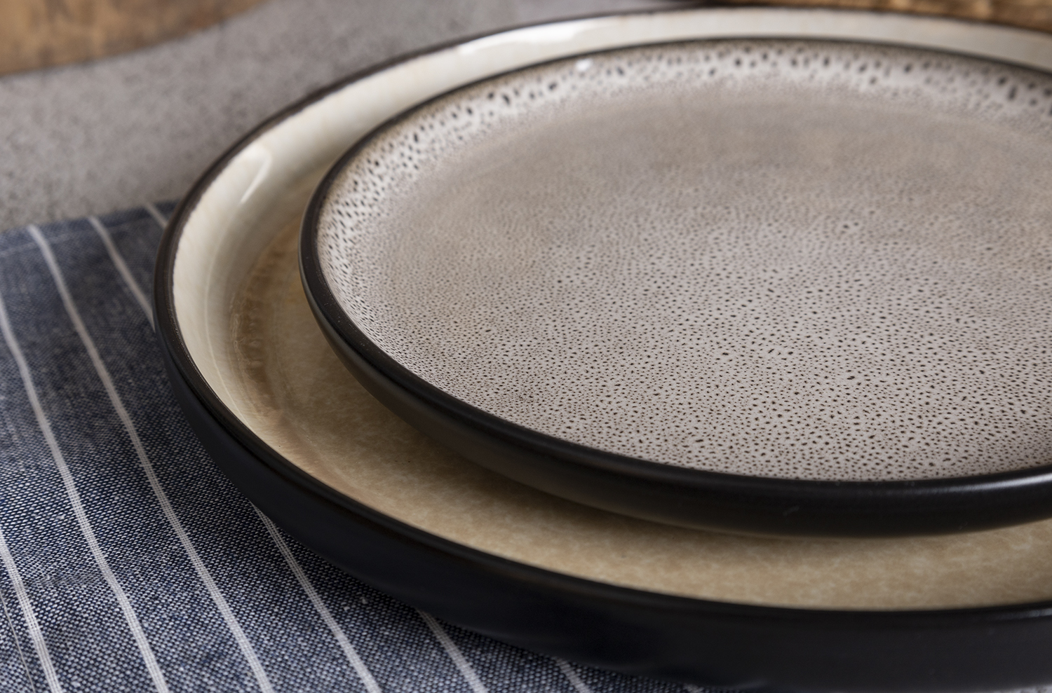 CHANGSHA HAPPY GO Obsidian Fade Reactive Glaze Stoneware Set – Minimalist Matte Black Ceramic Plates, Bowls and Mugs with Artisan Inner Glaze|happygodinnerware.com