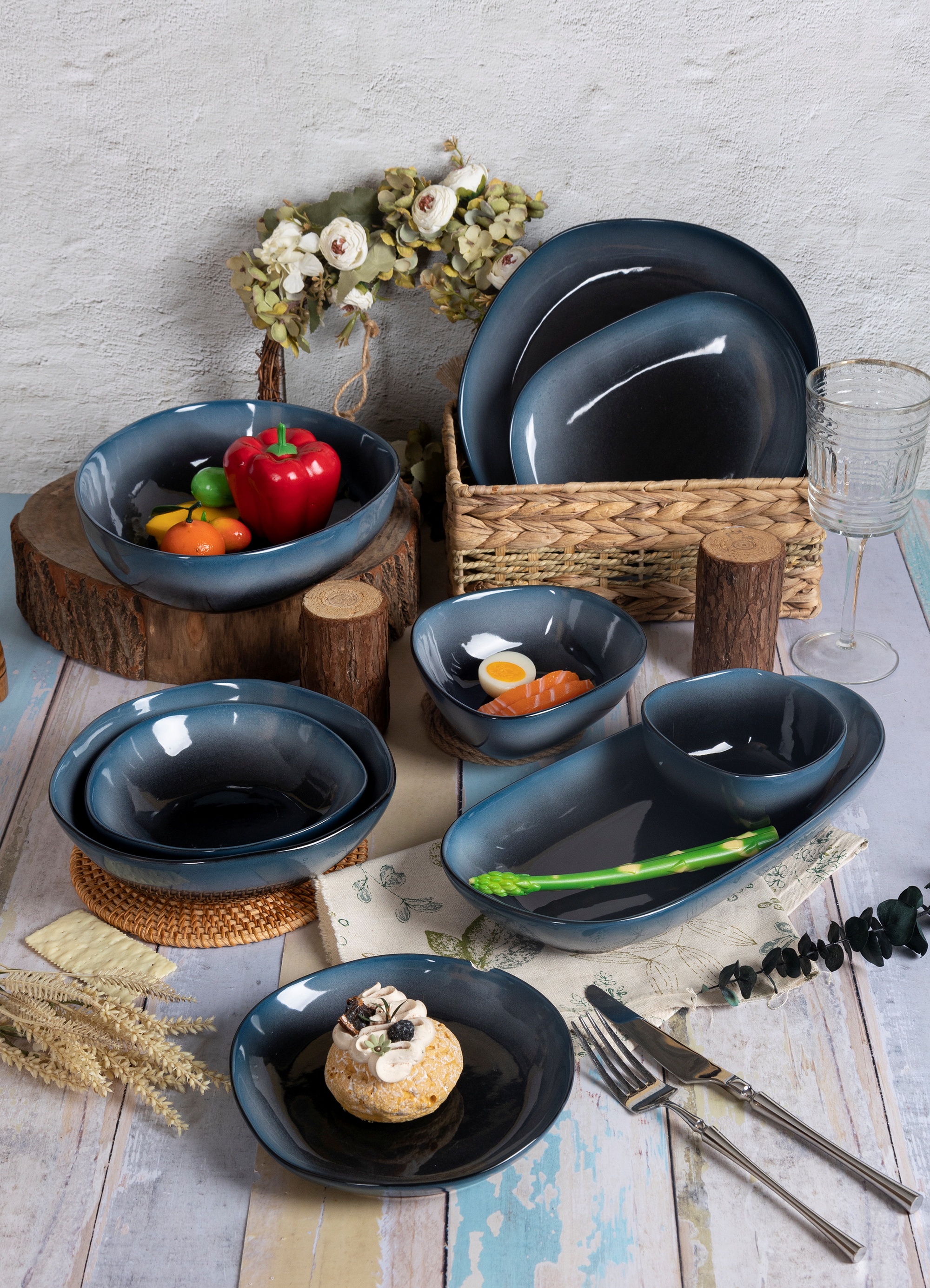 CHANGSHA HAPPY GO Midnight Flow Reactive Glaze Stoneware Set – Deep Indigo Ceramic Plates and Bowls with Glossy Gradient Finish|happygodinnerware.com