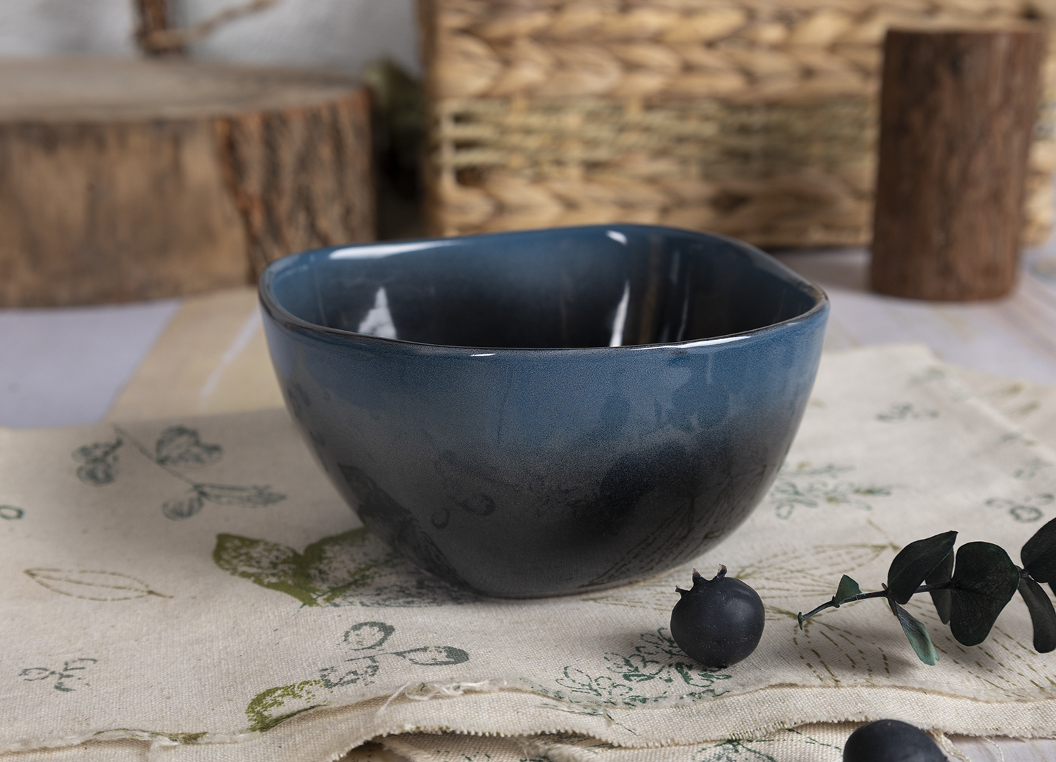 CHANGSHA HAPPY GO Midnight Flow Reactive Glaze Stoneware Set – Deep Indigo Ceramic Plates and Bowls with Glossy Gradient Finish|happygodinnerware.com