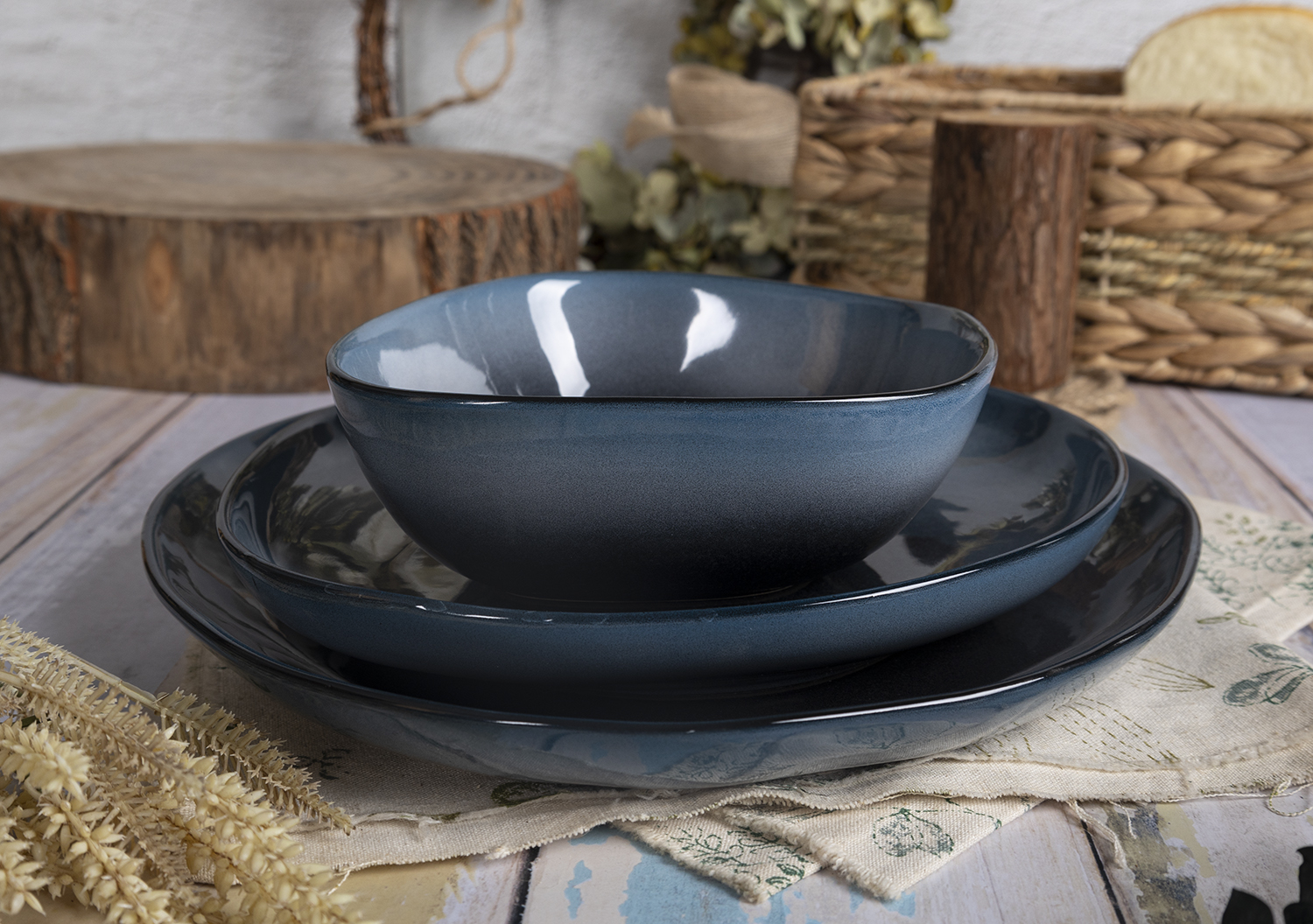 CHANGSHA HAPPY GO Midnight Flow Reactive Glaze Stoneware Set – Deep Indigo Ceramic Plates and Bowls with Glossy Gradient Finish|happygodinnerware.com