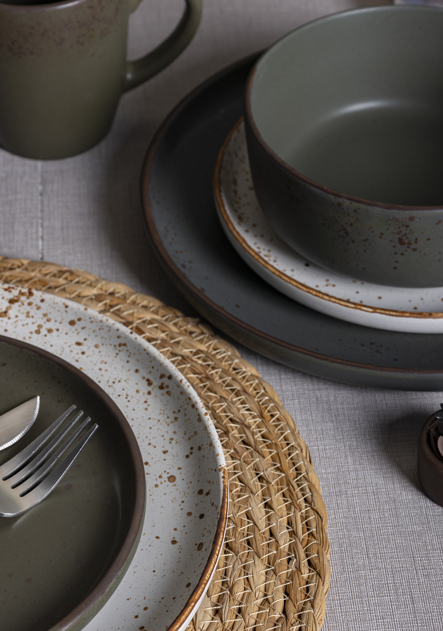 CHANGSHA HAPPY GO Earthborn Speckled Glaze Stoneware Set – Rustic Matte Ceramic Plates, Bowls and Mugs in Forest Tones|happygodinnerware.com