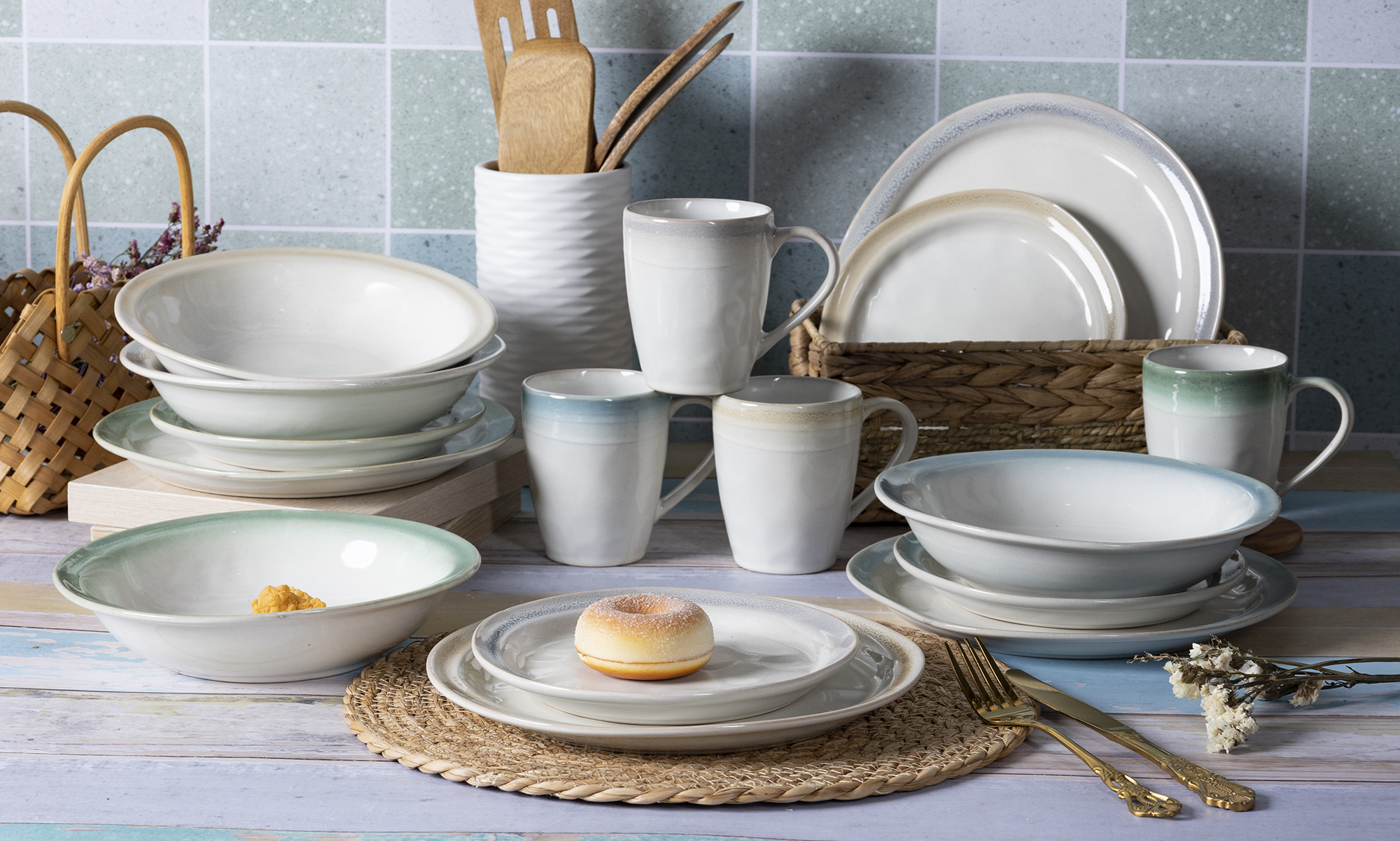 CHANGSHA HAPPY GO Coastal Haze Reactive Glaze Stoneware Set – Soft White Ceramic Dinnerware with Misty Gradient Rim|happygodinnerware.com