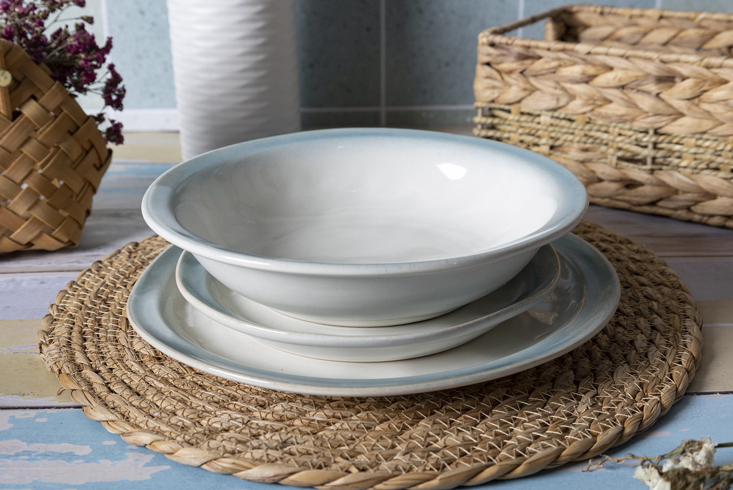 CHANGSHA HAPPY GO Coastal Haze Reactive Glaze Stoneware Set – Soft White Ceramic Dinnerware with Misty Gradient Rim|happygodinnerware.com