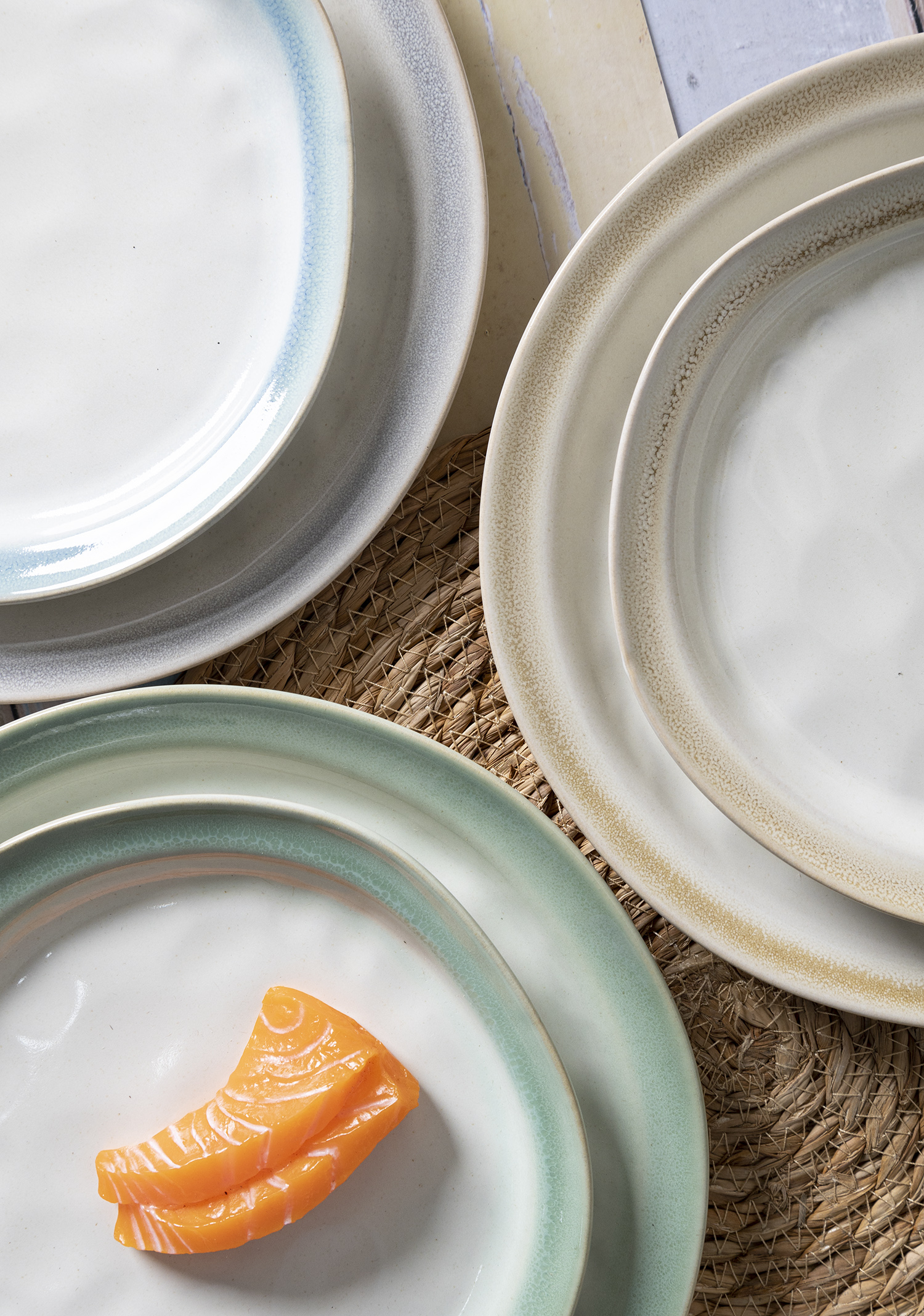 CHANGSHA HAPPY GO Coastal Haze Reactive Glaze Stoneware Set – Soft White Ceramic Dinnerware with Misty Gradient Rim|happygodinnerware.com