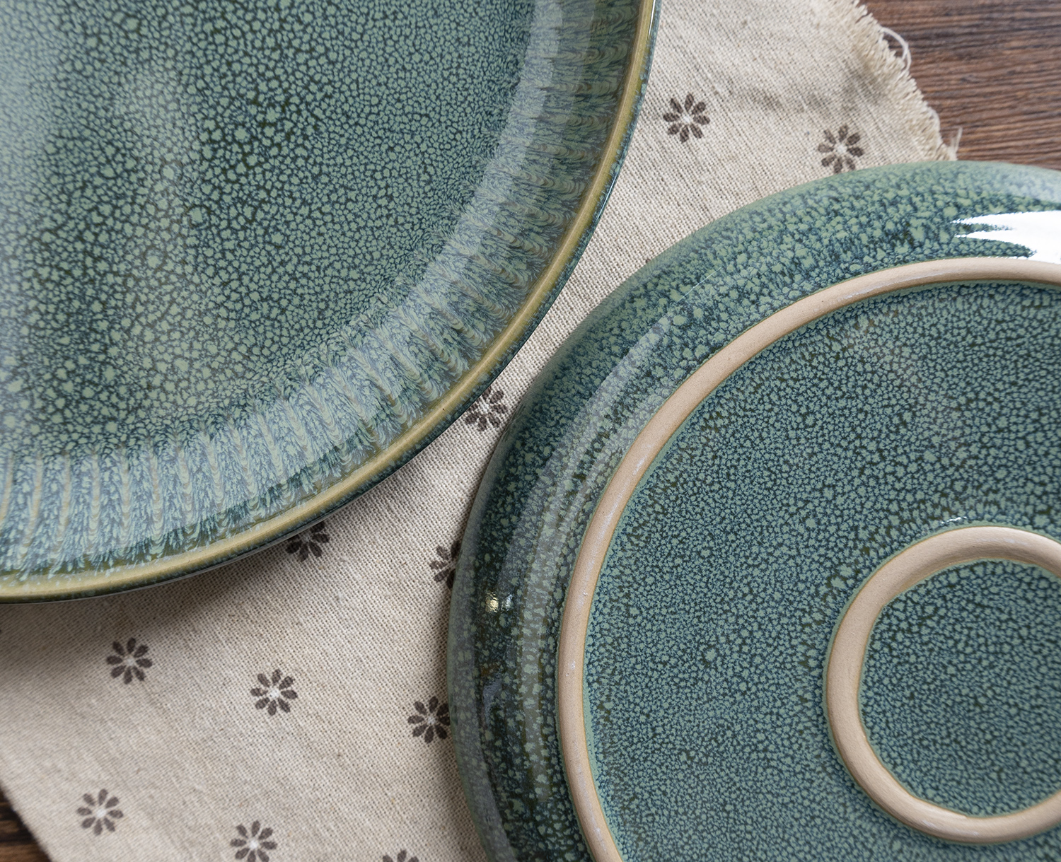 CHANGSHA HAPPY GO RidgeWave Reactive Glaze Stoneware Set – Embossed Ribbed Dinnerware in Deep Artisan Tones|happygodinnerware.com
