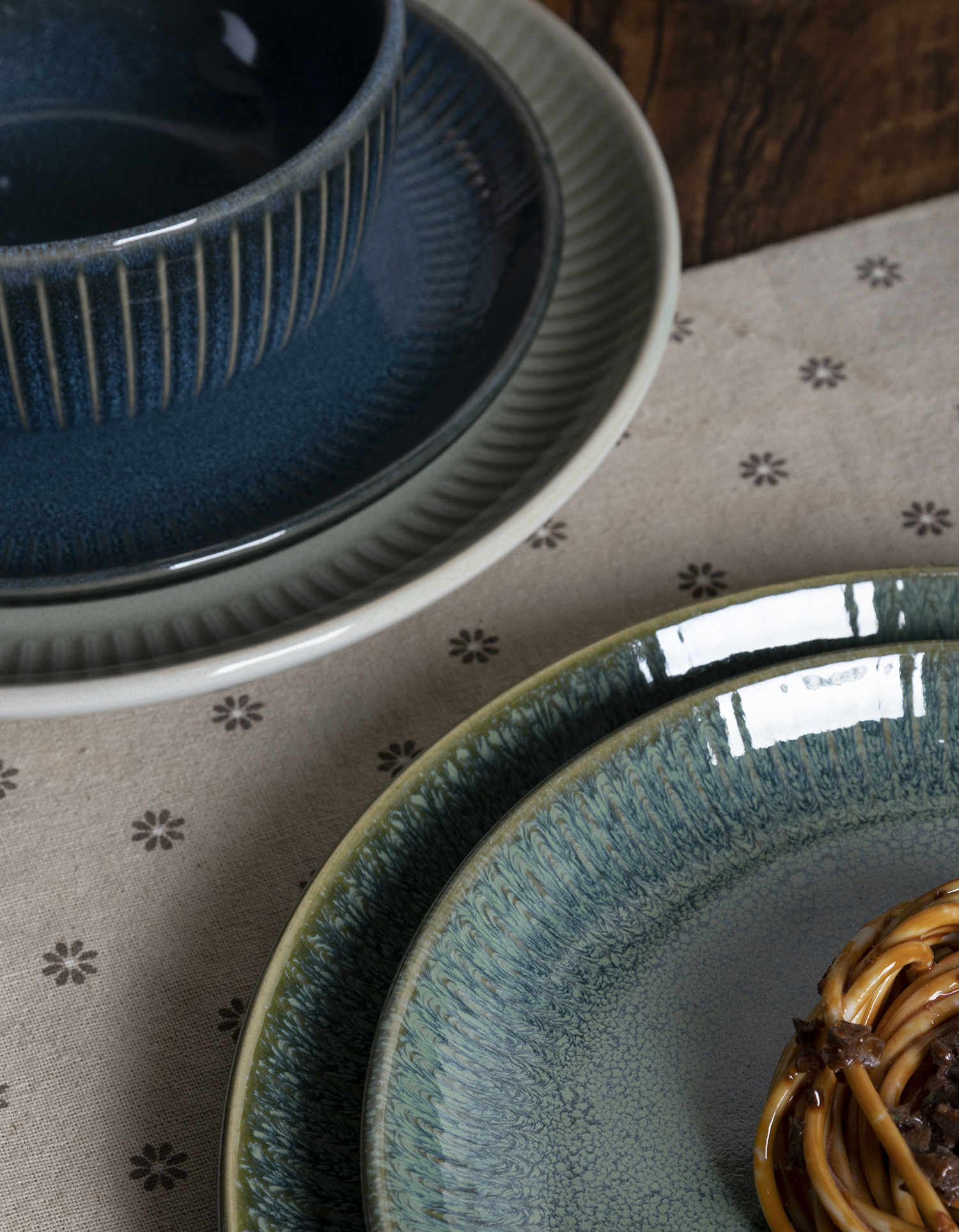 CHANGSHA HAPPY GO RidgeWave Reactive Glaze Stoneware Set – Embossed Ribbed Dinnerware in Deep Artisan Tones|happygodinnerware.com