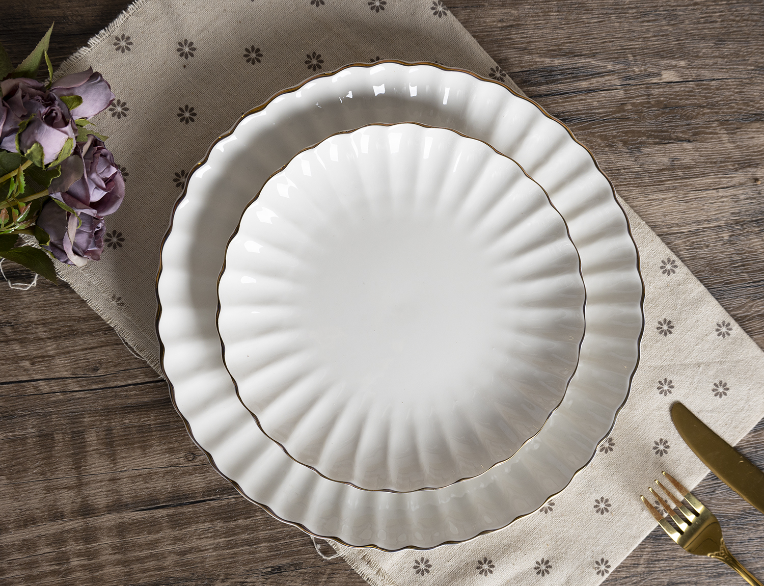 CHANGSHA HAPPY GO Elegant Gold Rim Scalloped White Porcelain Dinnerware Set – Premium Embossed Tableware for Classic Dining |happygodinnerware.com