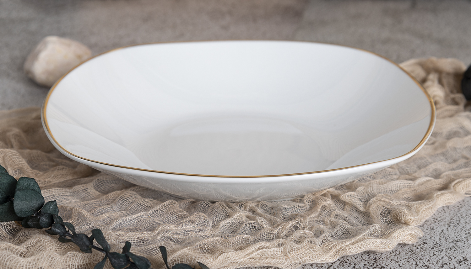 CHANGSHA HAPPY GO  Classic Square-Shaped White Porcelain Dinnerware Featuring Gilded Rim Accents |happygodinnerware.com