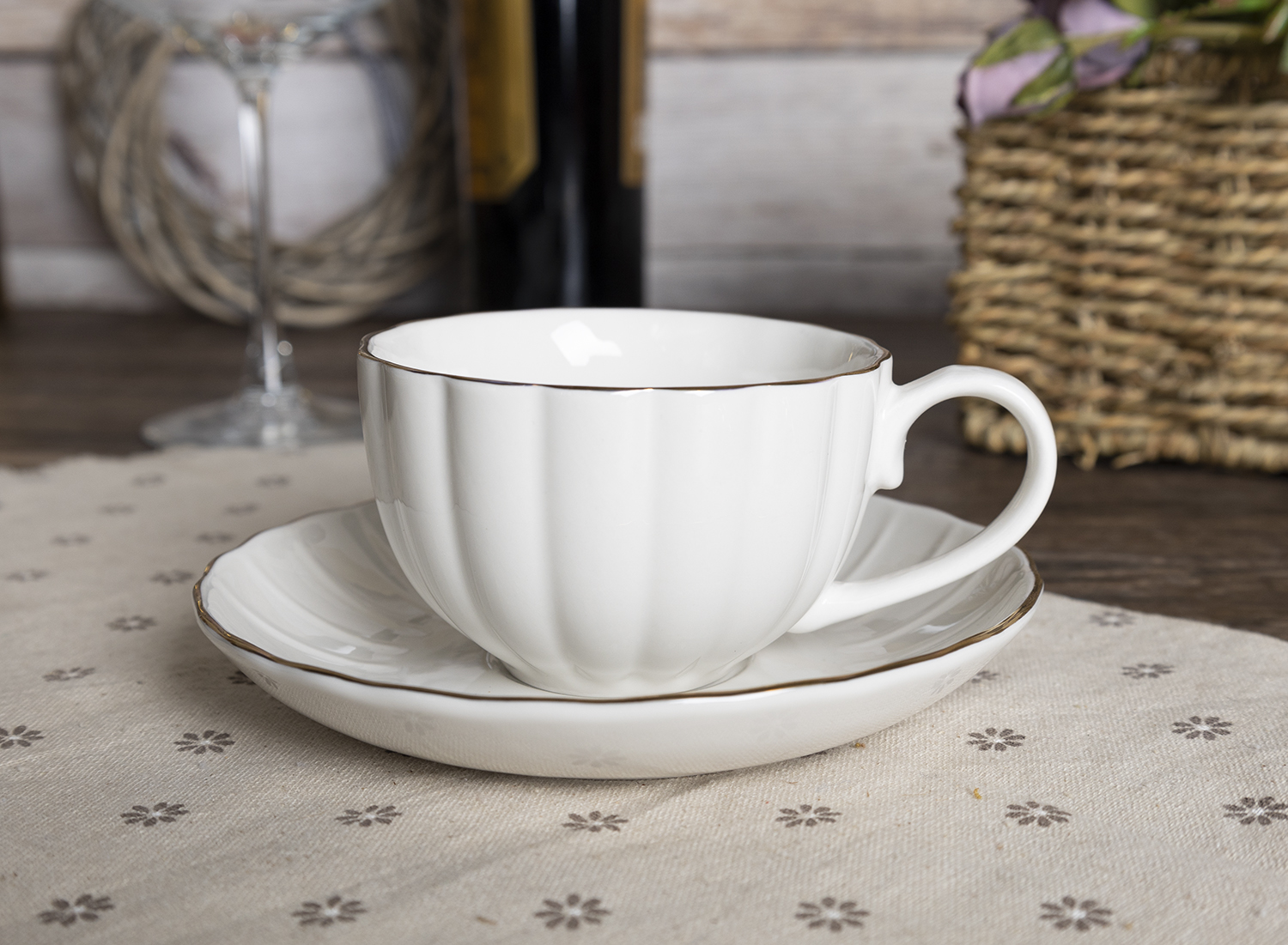 CHANGSHA HAPPY GO Elegant Gold Rim Scalloped White Porcelain Dinnerware Set – Premium Embossed Tableware for Classic Dining |happygodinnerware.com