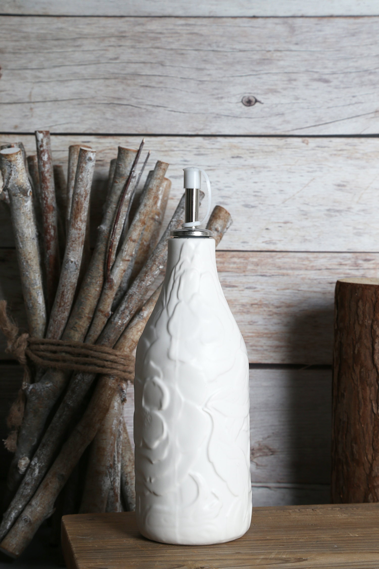 CHANGSHA HAPPY GO Embossed Sauce Bottle with Stainless Steel Spout | happygodinnerware.com