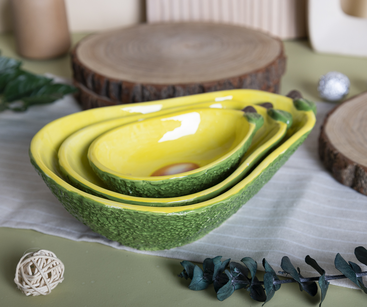 CHANGSHA HAPPY GO Colorful Glossy Ceramic Storage Jars with Bamboo Lids for Kitchen Use – Green, Red, and Blue Set |happygodinnerware.com