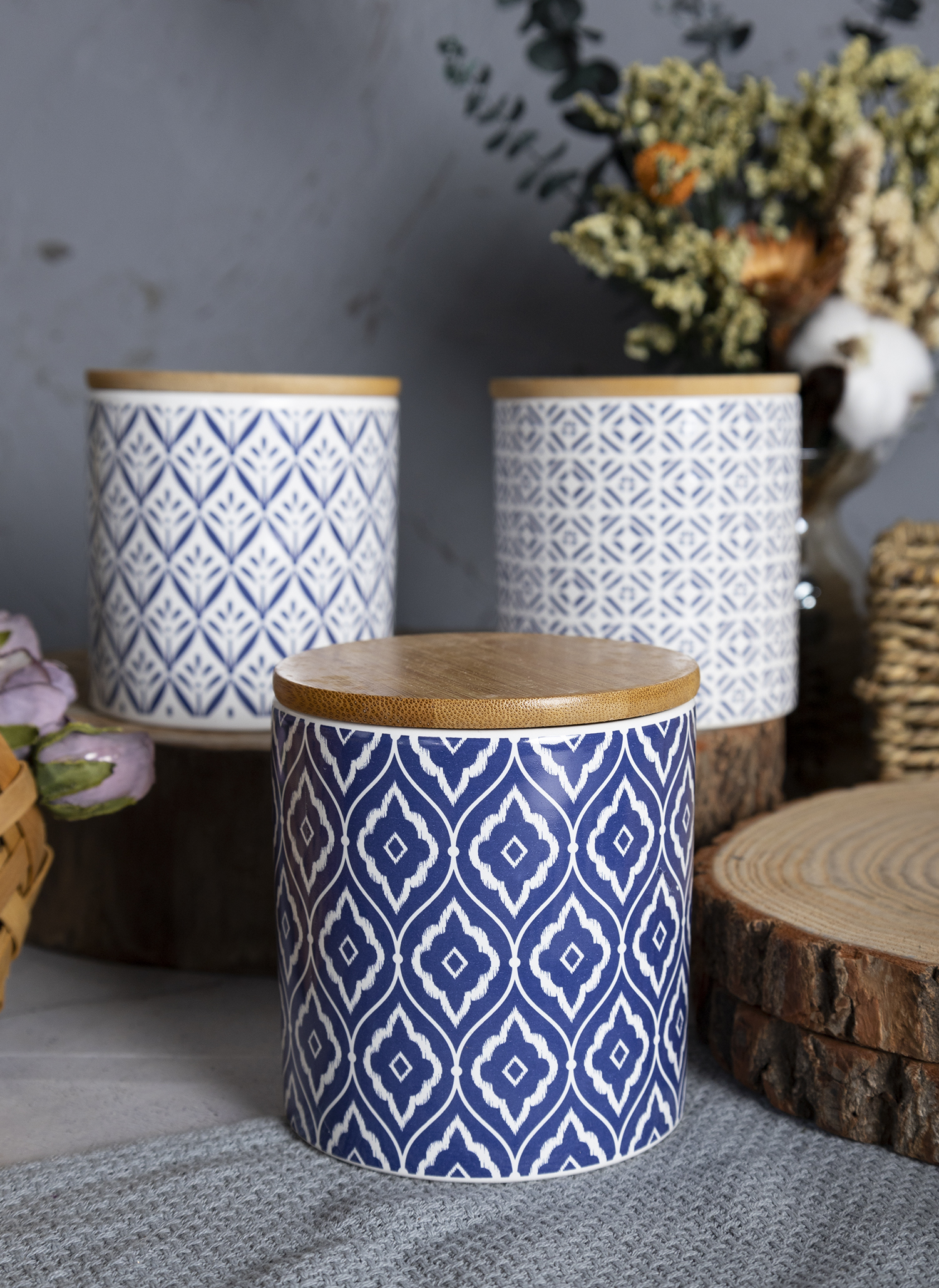 CHANGSHA HAPPY GO Creative Embossed Fruit Shape Ceramic Serving Bowls with Strawberry, Tomato, and Chili Motif Designs |happygodinnerware.com