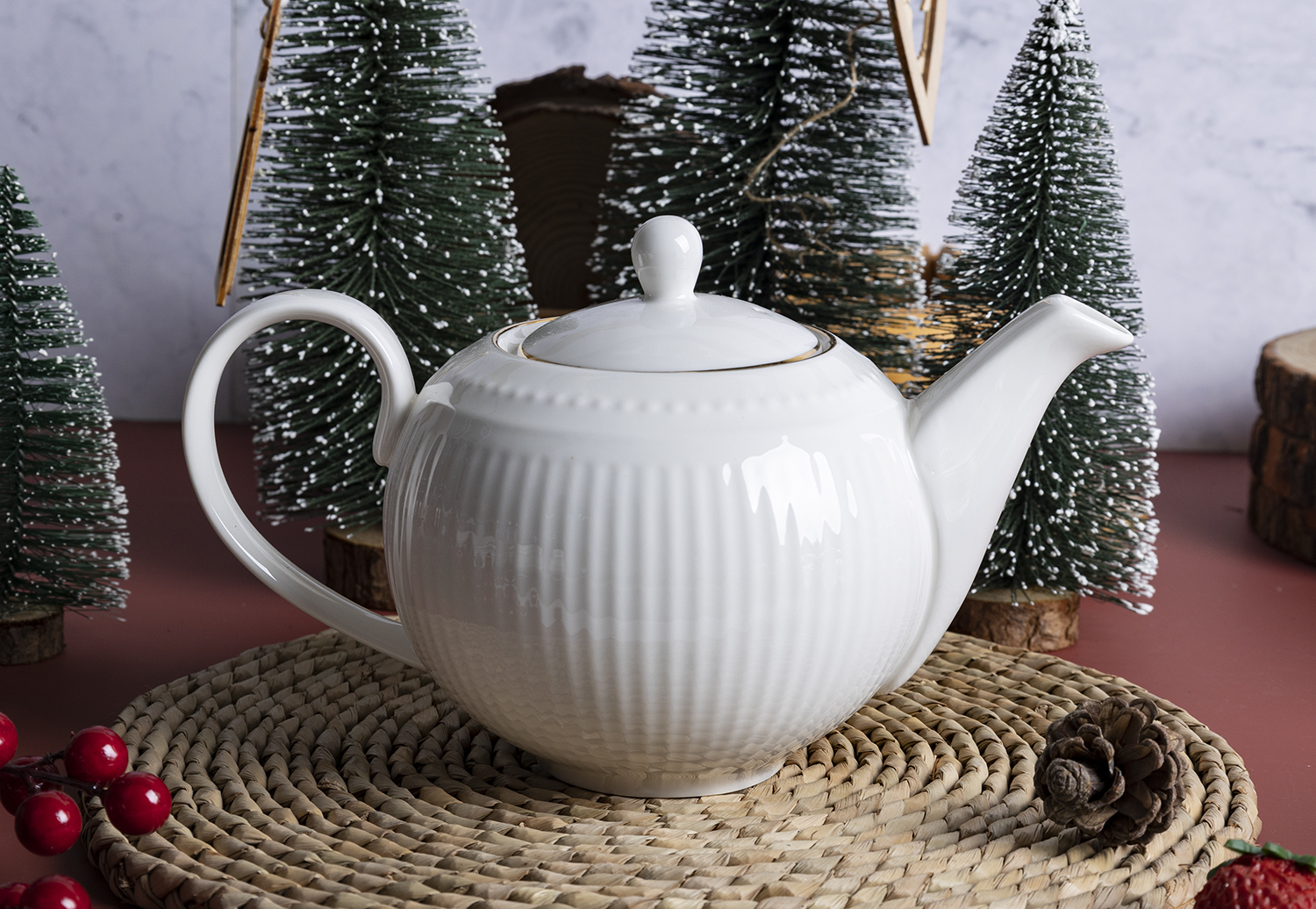 CHANGSHA HAPPY GO Luxury White Embossed Bone China Dinnerware Set with Gold Rim and Vertical Fluted Pattern |happygodinnerware.com