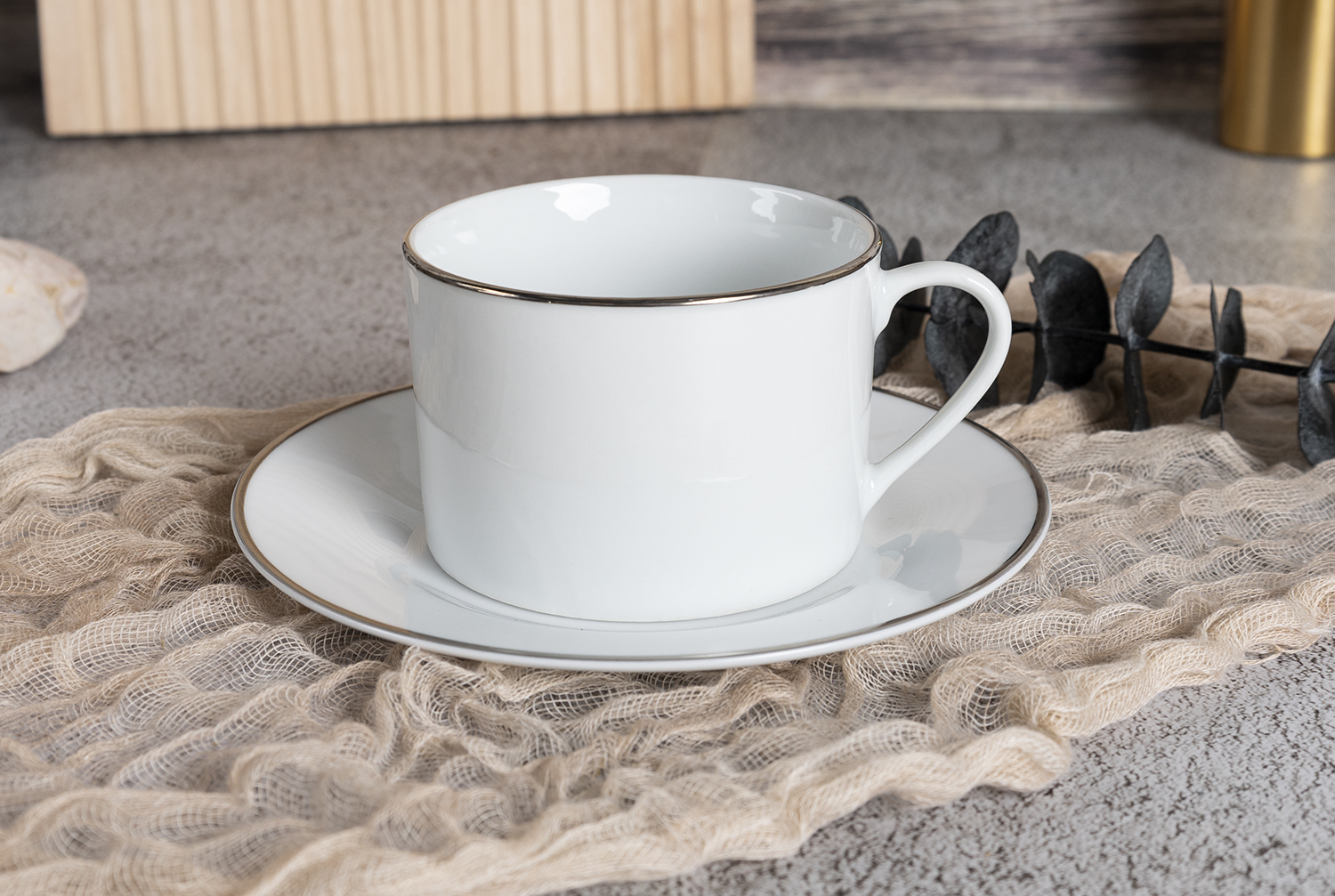 CHANGSHA HAPPY GO  Refined White Porcelain Plates and Bowls with Contoured Edge and Platinum Trim |happygodinnerware.com